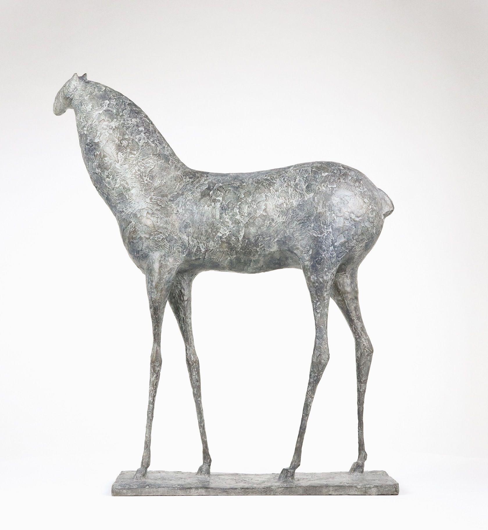 Pferd XIV von Pierre Yermia - Tierische Bronzeskulptur, hellgrau patiniert, elegant im Angebot 3
