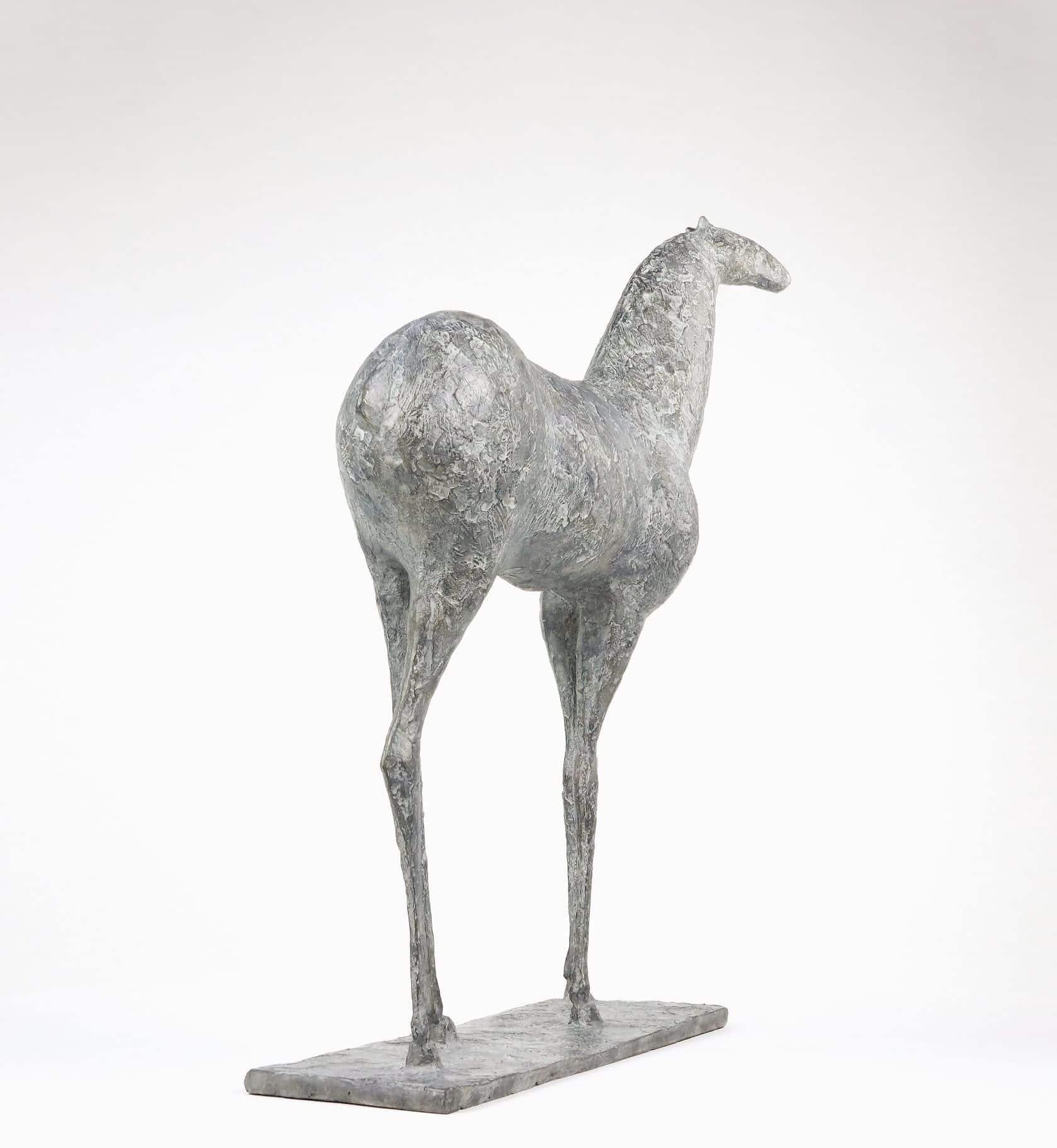 Pferd XIV von Pierre Yermia - Tierische Bronzeskulptur, hellgrau patiniert, elegant im Angebot 4
