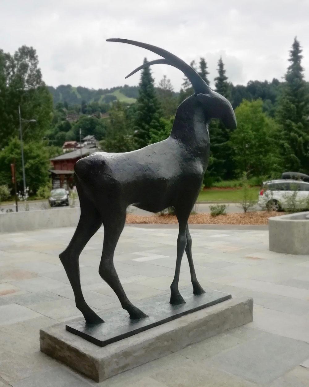 Ibex I by Pierre Yermia - Arte animal, gran escultura de bronce para exterior, elegante en venta 2