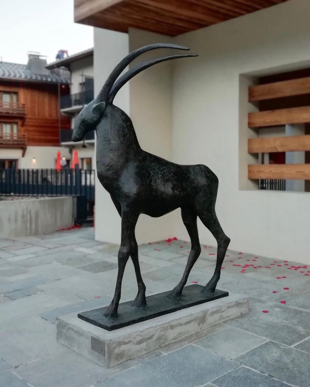 Stambecco I di Pierre Yermia - Arte animale, scultura in bronzo da esterno di grandi dimensioni, elegante in vendita 3
