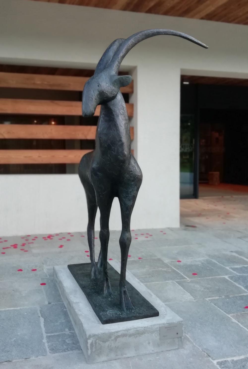 Ibex I by Pierre Yermia - Arte animal, gran escultura de bronce para exterior, elegante en venta 4