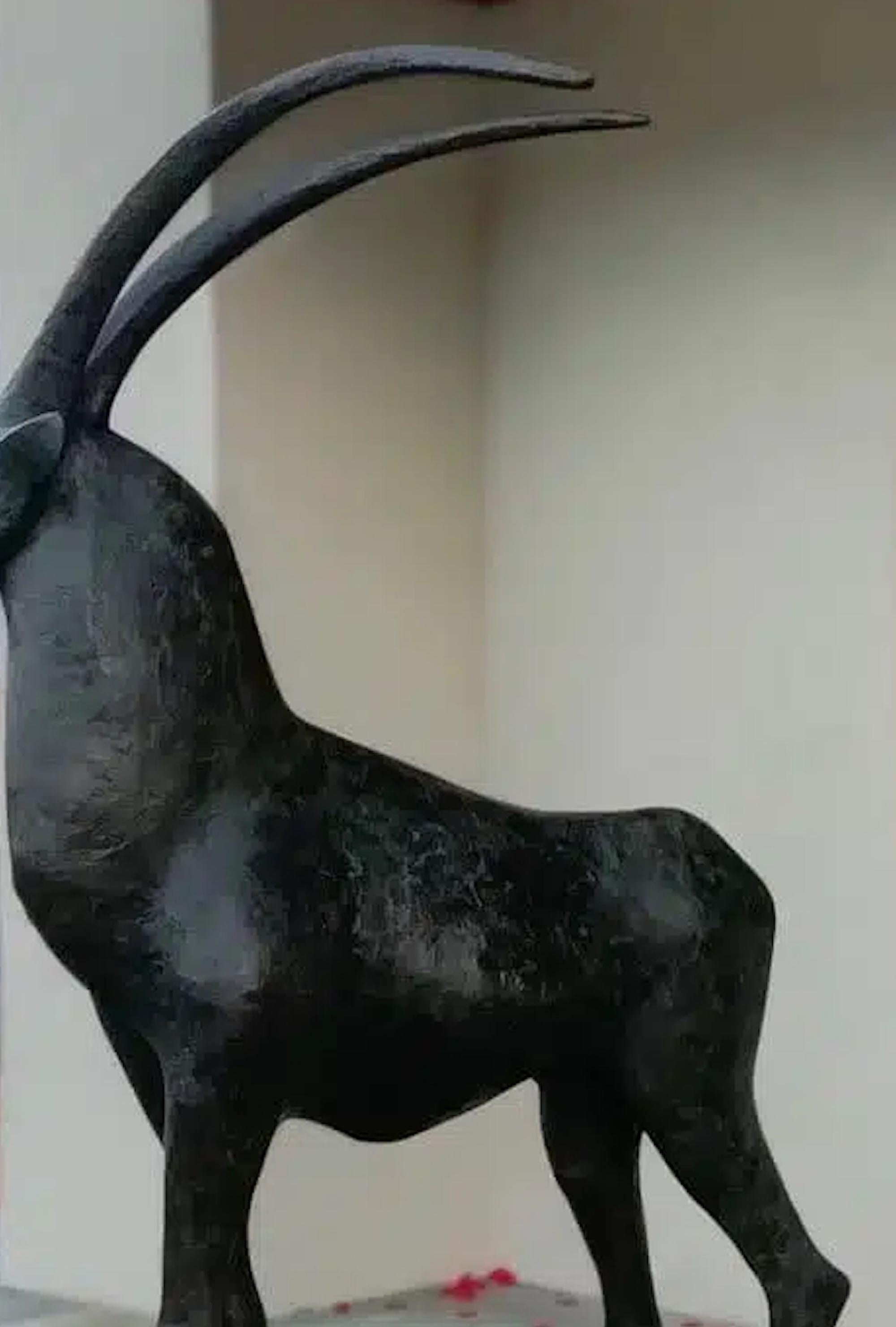Steinbock I von Pierre Yermia - Tierkunst, große Bronzeskulptur für den Außenbereich, elegant im Angebot 5