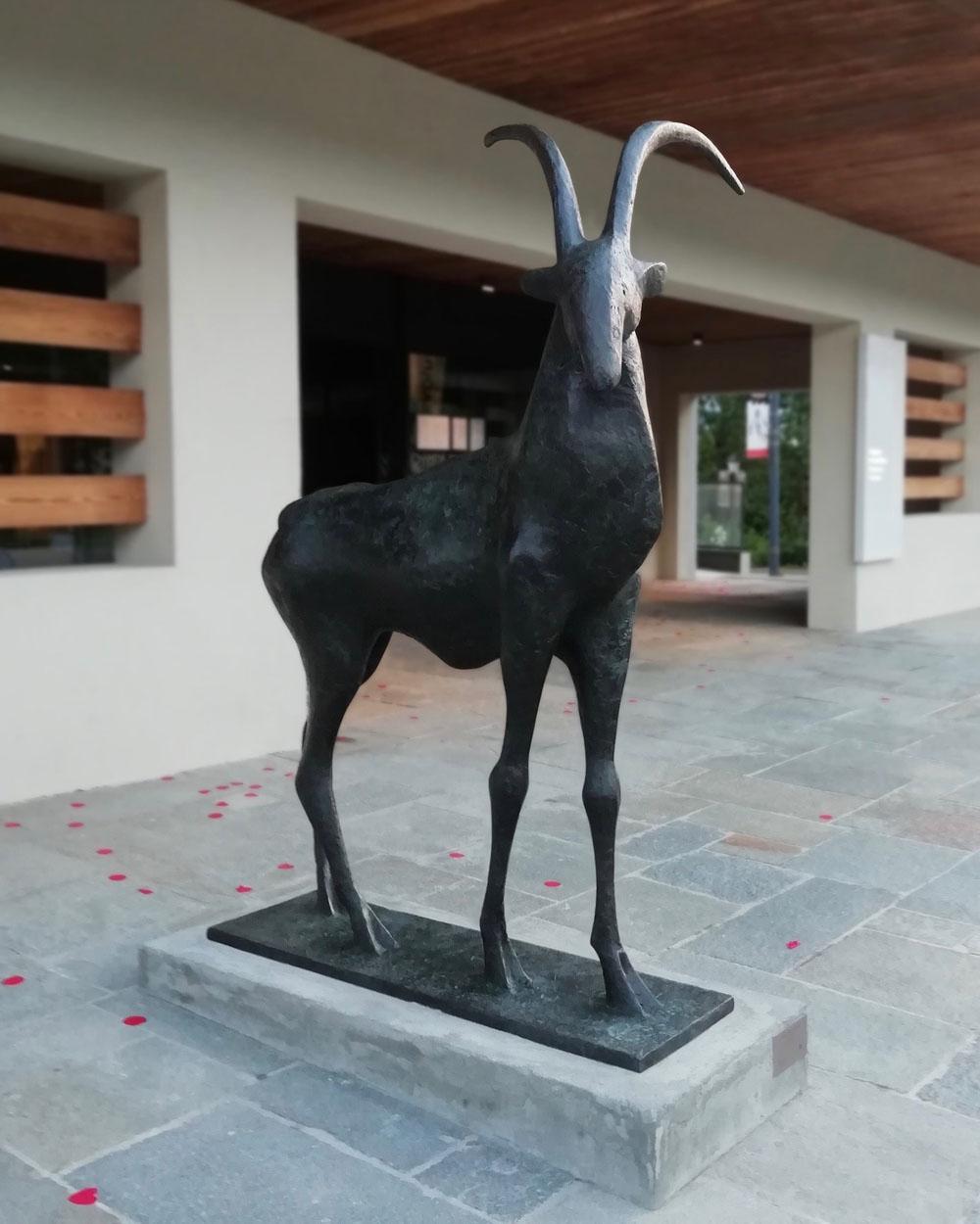 Ibex I es una escultura de bronce del artista contemporáneo francés Pierre Yermia, de dimensiones 200 × 130 × 56 cm. 
La escultura está firmada y numerada, forma parte de una edición limitada de 8 ediciones + 4 pruebas de artista, y se entrega con