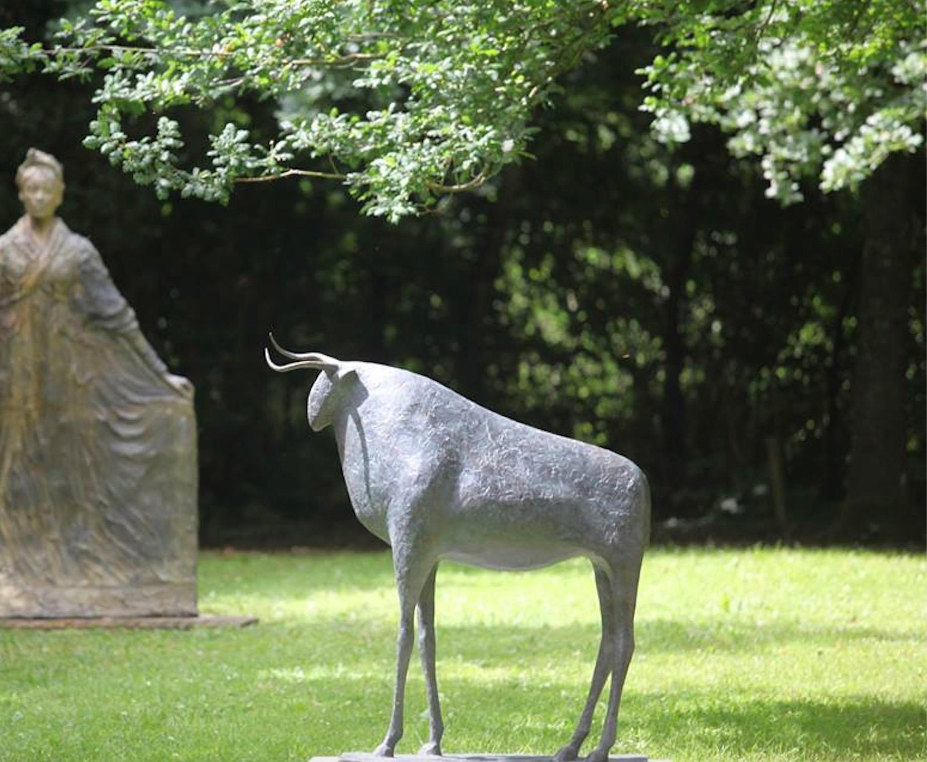 Grand taureau de Pierre Yermia - Sculpture en bronze - Animaux, grande taille, extérieur en vente 2