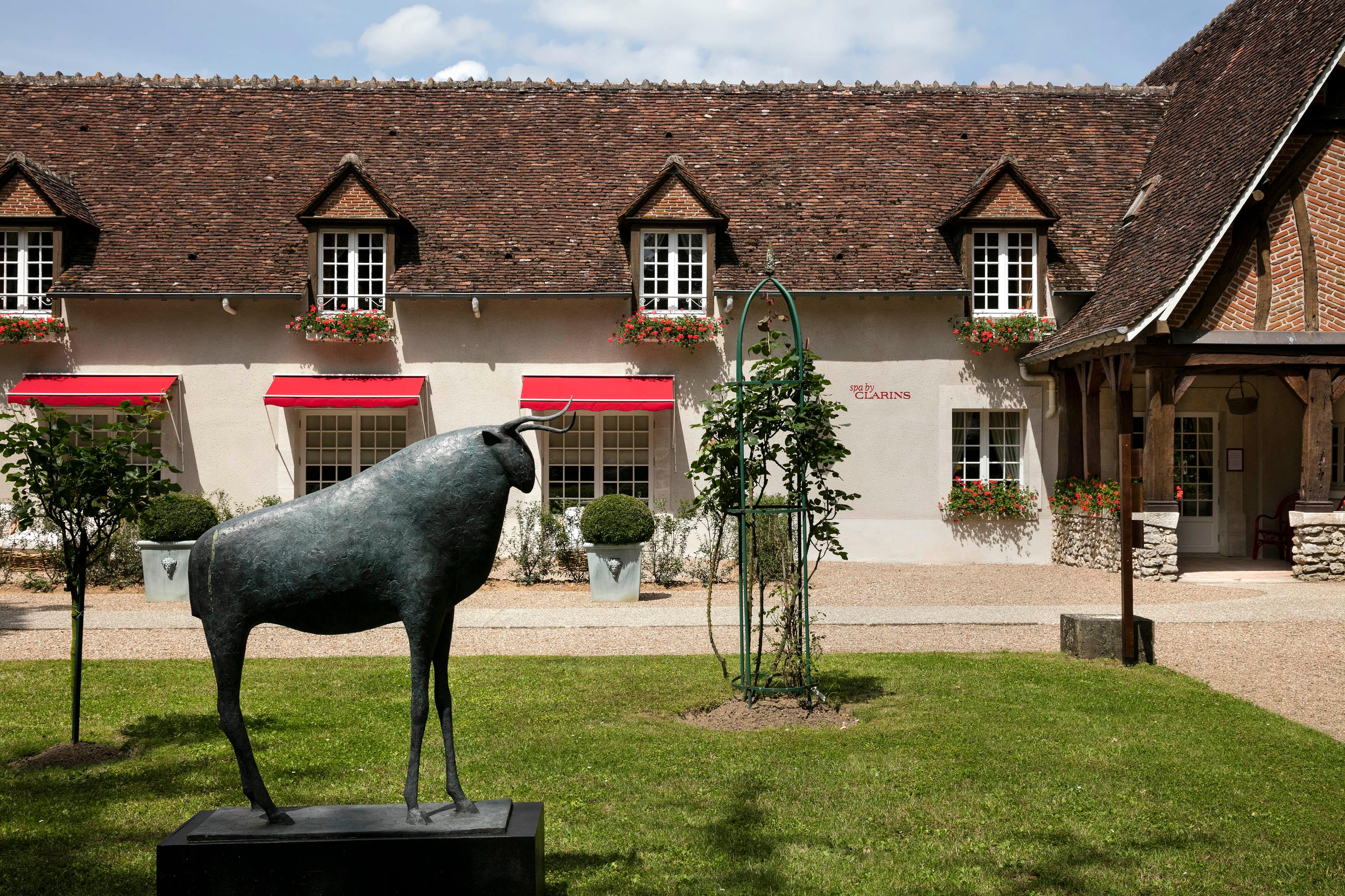 Large Bull by Pierre Yermia - Animal Bronze Sculpture, large size, outdoor For Sale 4