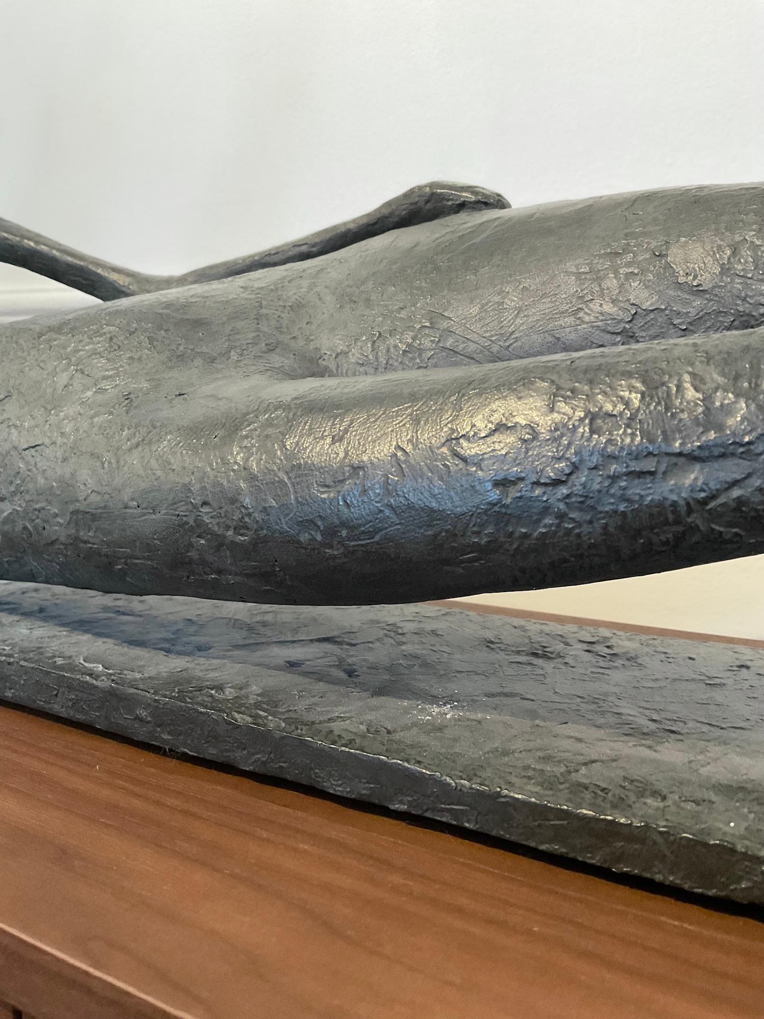 Gran Figura Tumbada I de Pierre Yermia - Escultura de bronce, estatua de mujer desnuda en venta 6