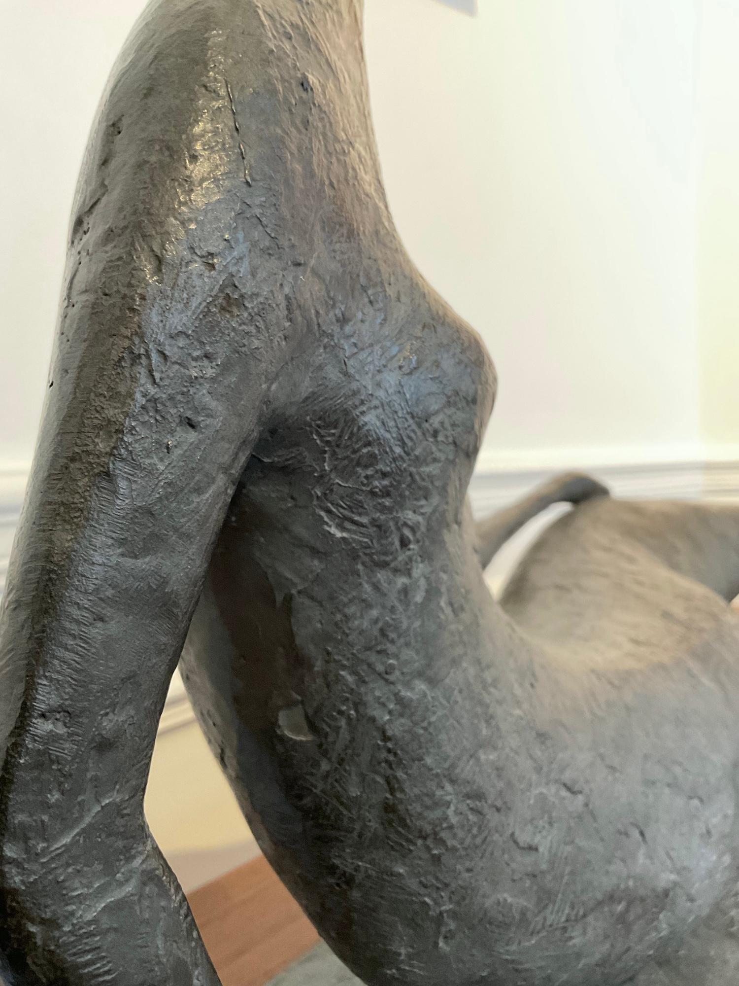 Gran Figura Tumbada I de Pierre Yermia - Escultura de bronce, estatua de mujer desnuda en venta 7