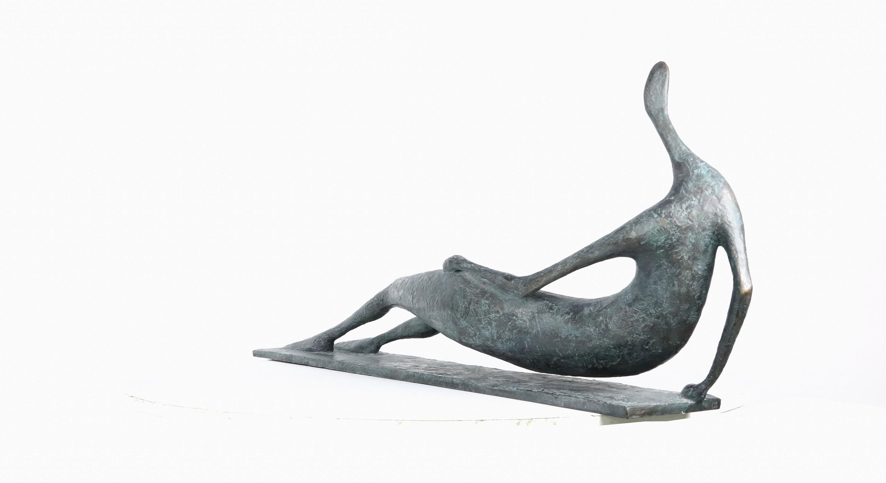 Grande figura sdraiata I di Pierre Yermia - Scultura in bronzo, statua di donna nuda in vendita 3