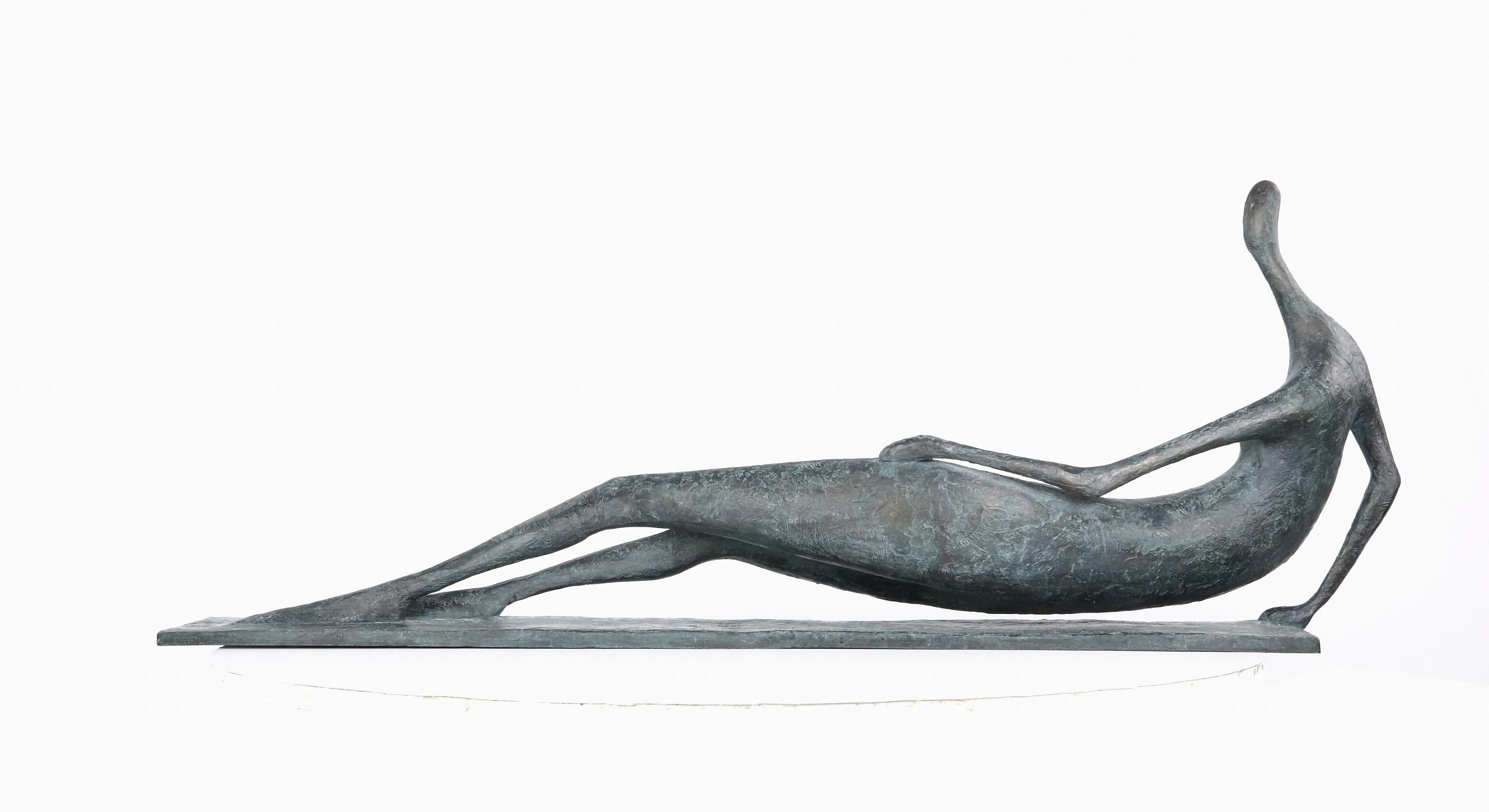 Grande figura sdraiata I di Pierre Yermia - Scultura in bronzo, statua di donna nuda in vendita 4
