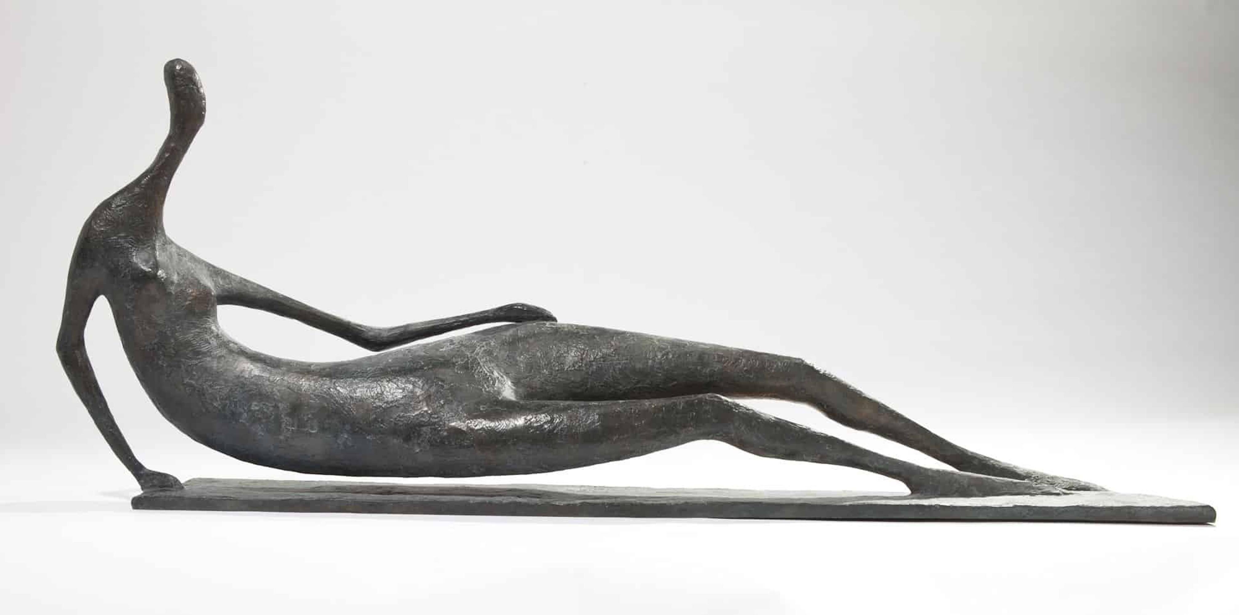 Large Lying Figure I ist eine Bronzeskulptur des französischen zeitgenössischen Künstlers Pierre Yermia mit den Maßen 46 × 120 × 17 cm (18,1 × 47,2 × 6,7 in).  
Die Skulptur ist signiert und nummeriert, gehört zu einer limitierten Auflage von 8