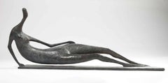 Große Lying Figur I von Pierre Yermia – Bronzeskulptur einer nackten Frau, Skulptur