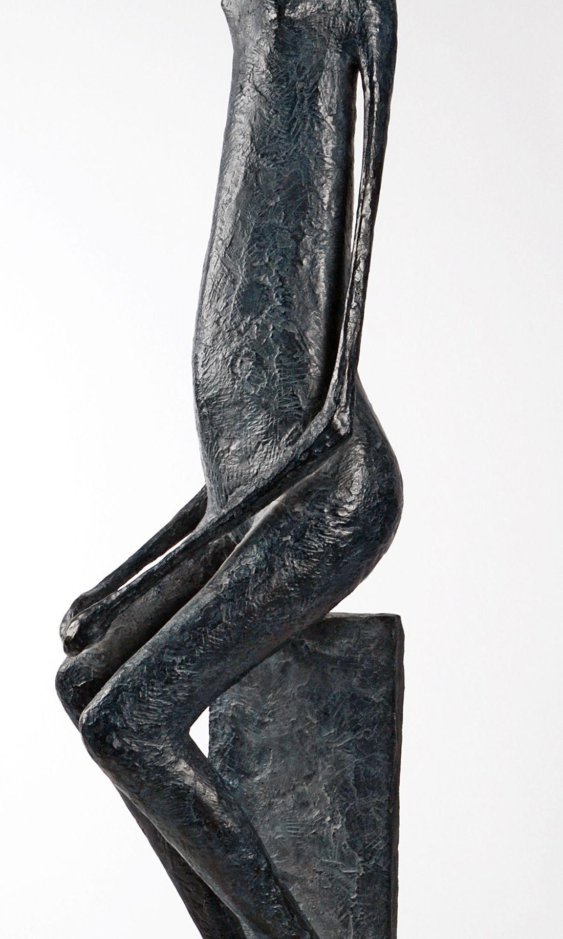 Grande figurine assise I de Pierre Yermia - sculpture contemporaine en bronze en vente 1