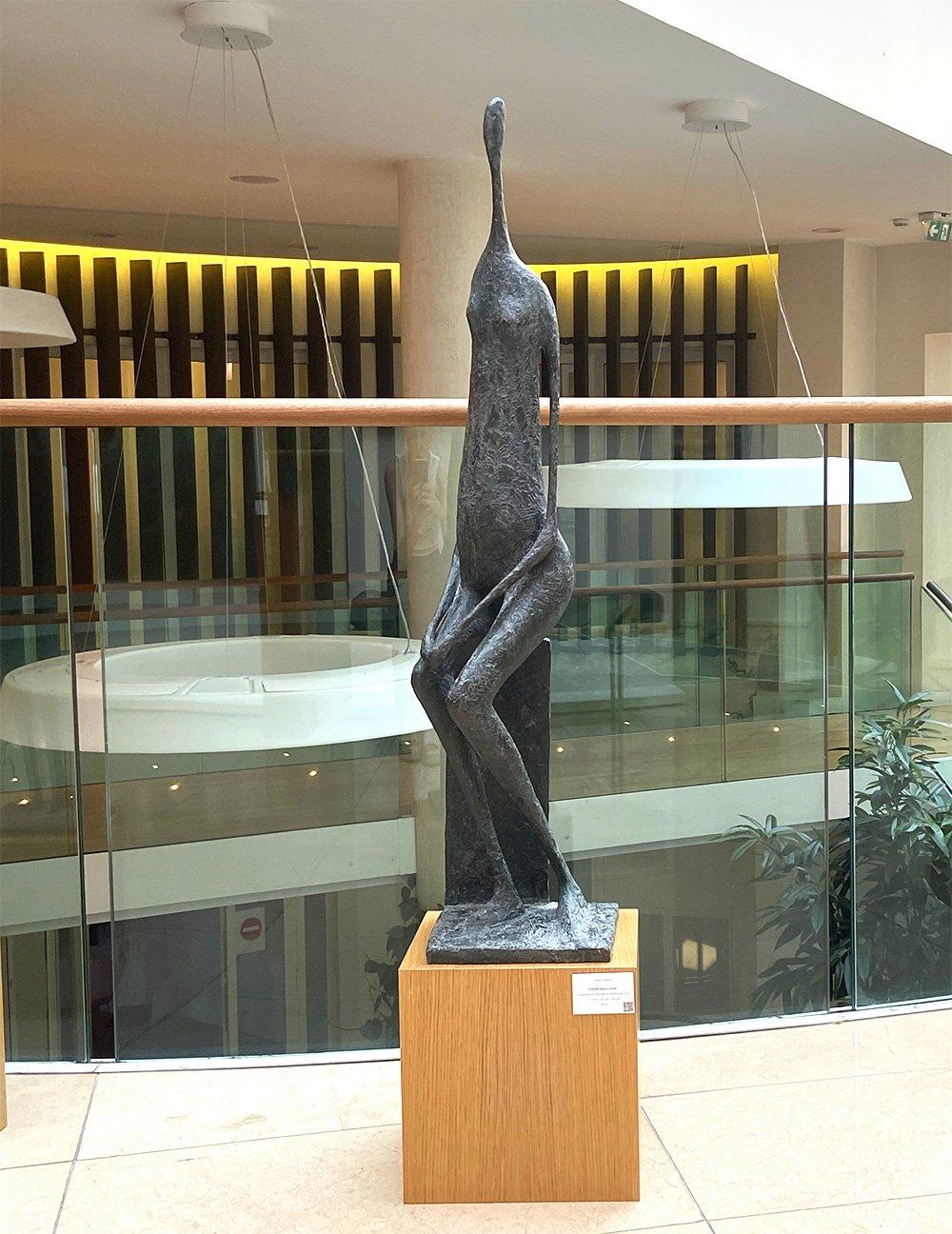 Grande figurine assise I de Pierre Yermia - sculpture contemporaine en bronze en vente 2
