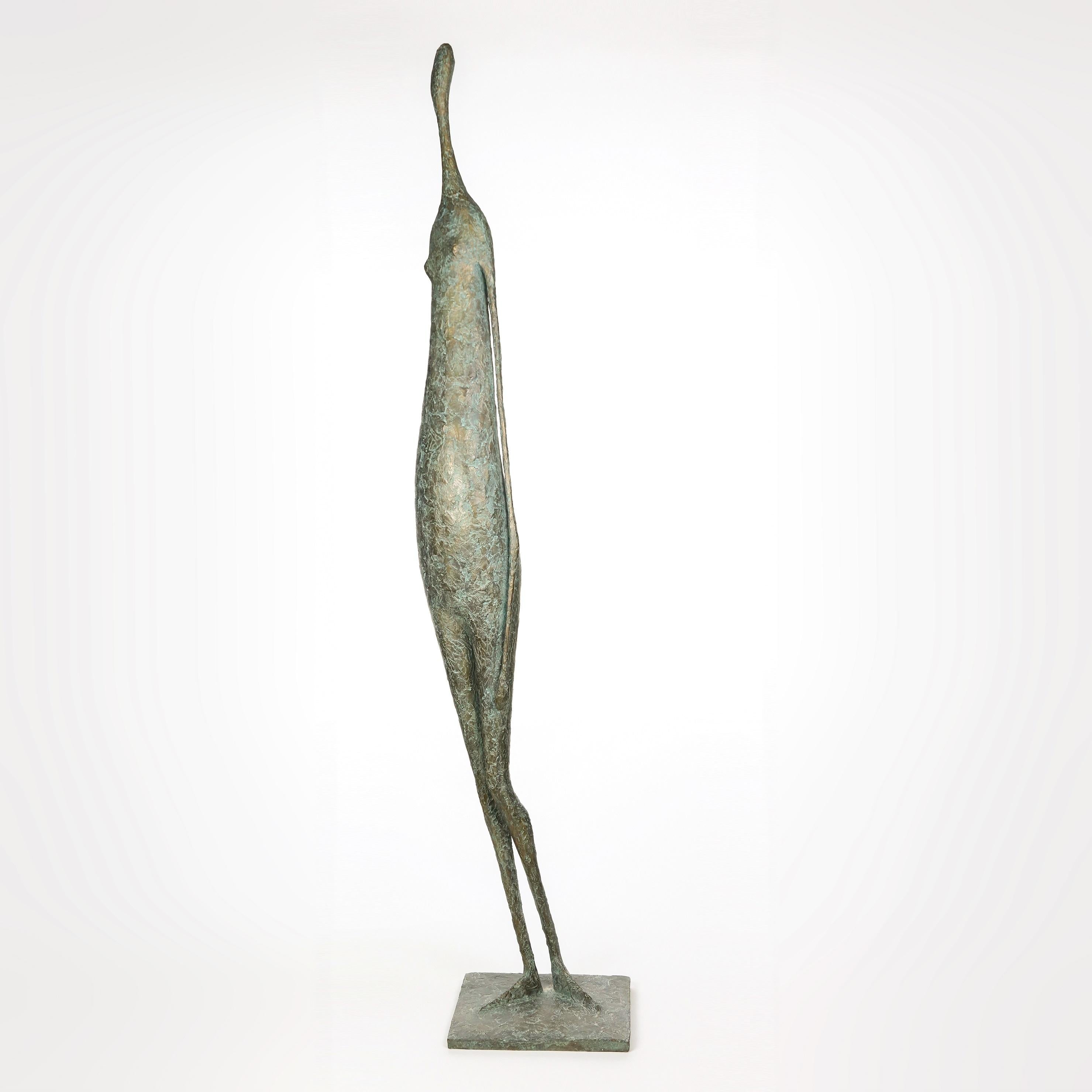 Gran figura de pie VI es una escultura de bronce del artista contemporáneo francés Pierre Yermia, de dimensiones 148 × 26 × 26 cm (58,3 × 10,2 × 10,2 pulg.). 
La escultura está firmada y numerada, forma parte de una edición limitada de 8 ediciones +