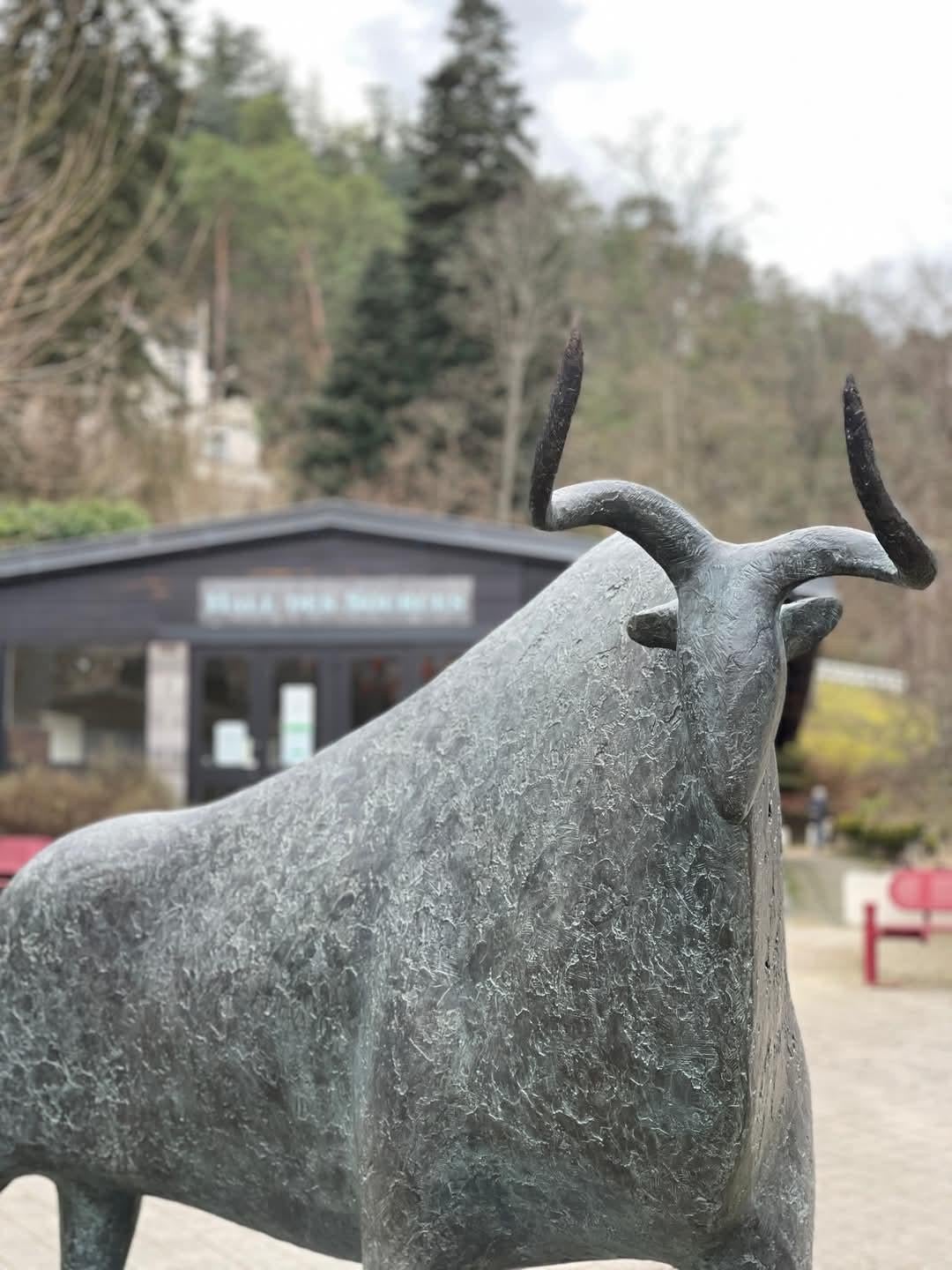 Toro monumentale I di Pierre Yermia - Scultura animale in bronzo, scultura da esterno in vendita 10