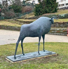 Monumentaler Stier I von Pierre Yermia - Tierische Bronzekunst, Skulptur im Freien