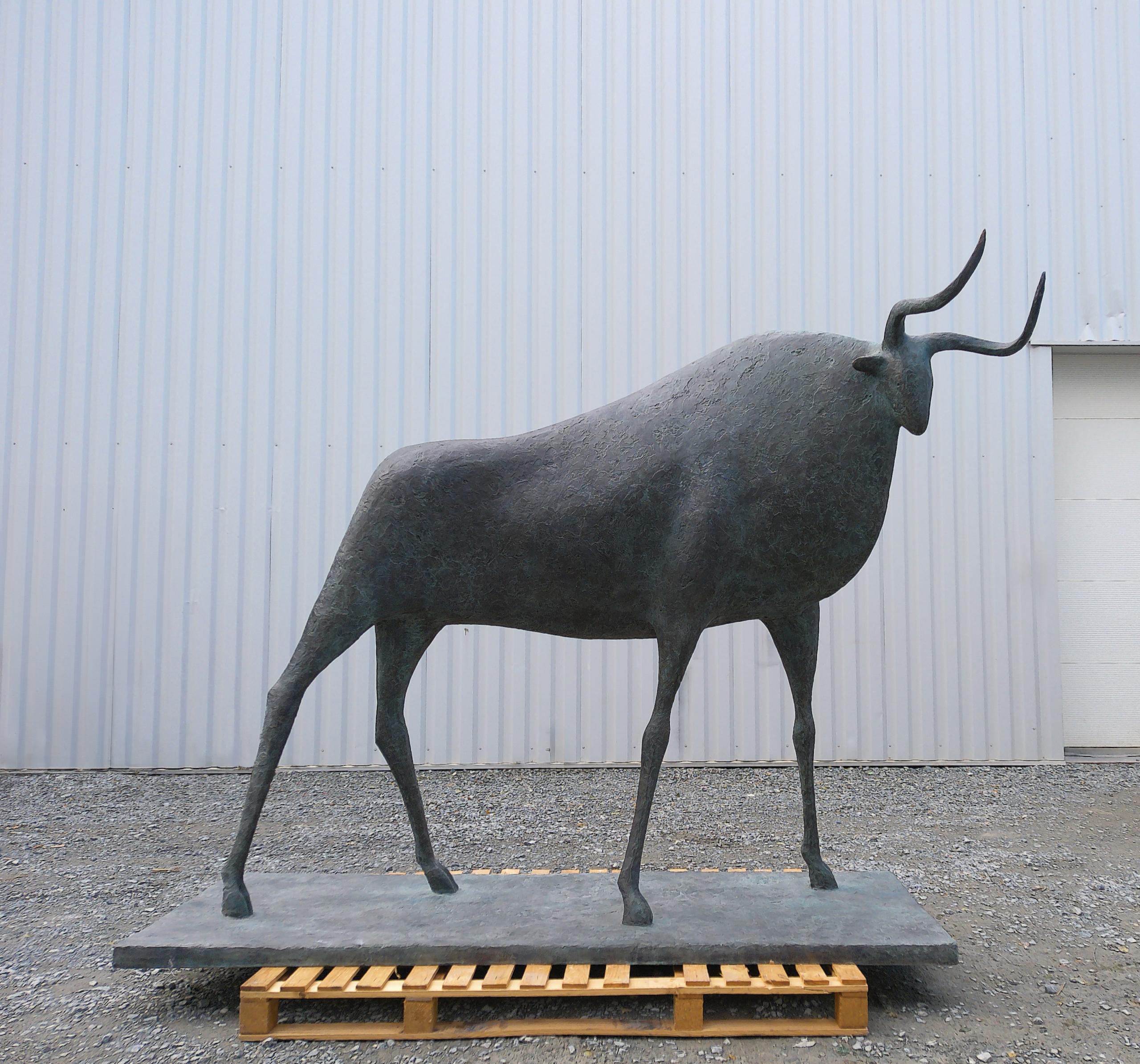 Toro Monumental I de Pierre Yermia - Escultura animal en bronce, figurativa, salvaje en venta 4