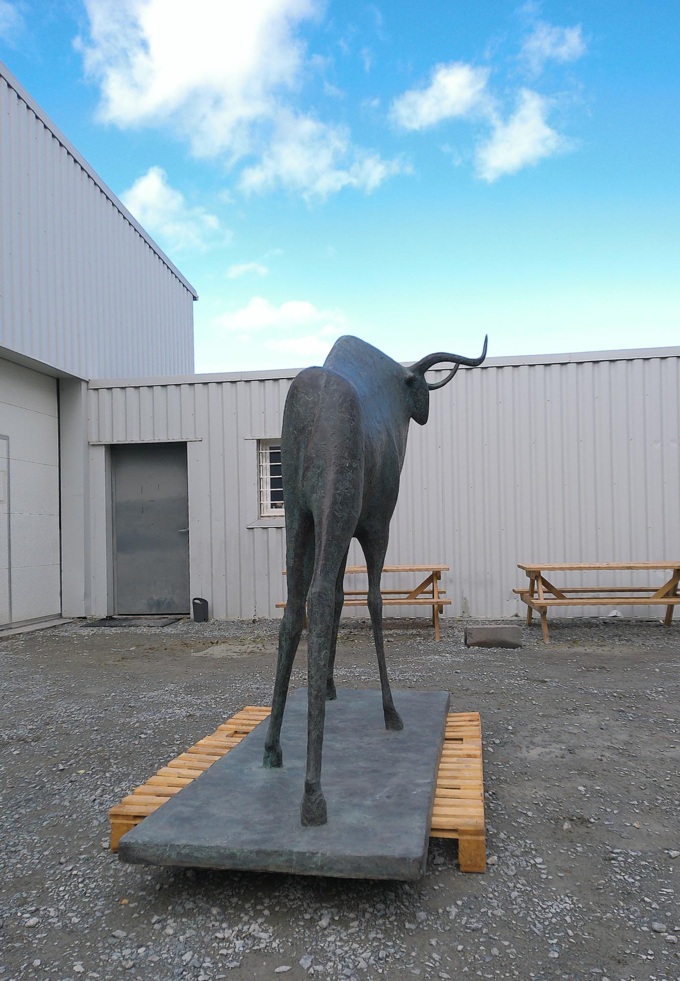 Toro Monumental I de Pierre Yermia - Escultura animal en bronce, figurativa, salvaje en venta 5