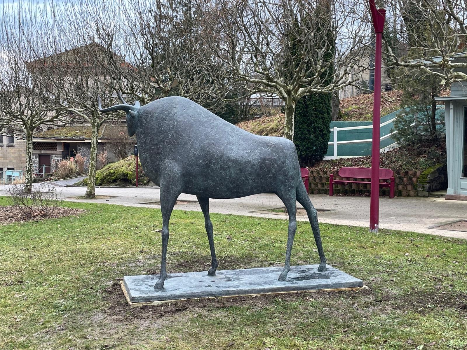 Toro Monumental I de Pierre Yermia - Escultura animal en bronce, figurativa, salvaje en venta 3