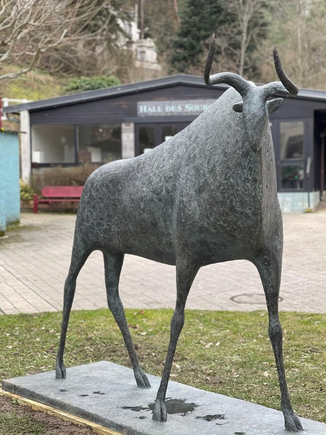 Toro Monumental I de Pierre Yermia - Escultura animal en bronce, figurativa, salvaje en venta 2
