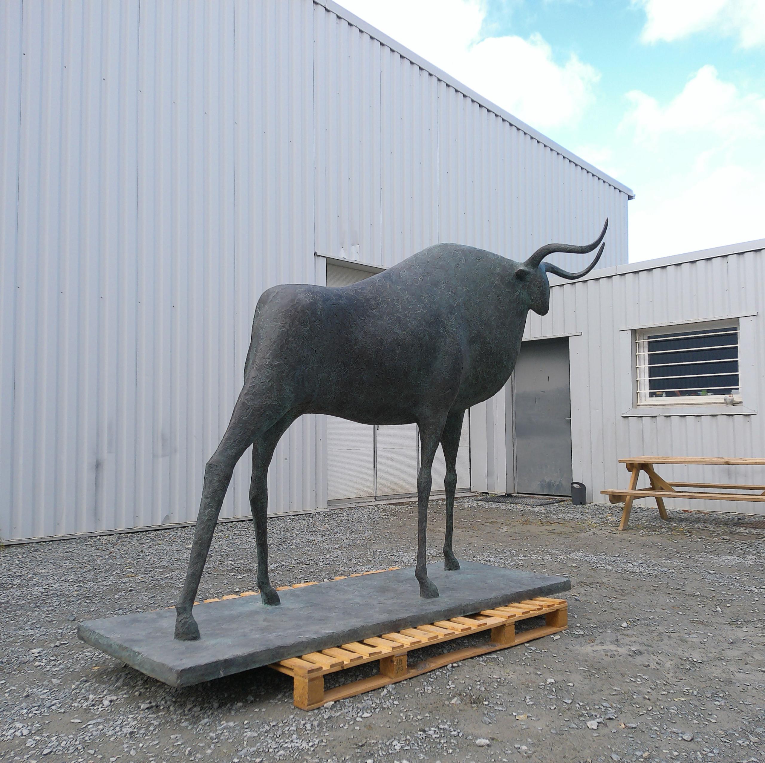 Toro Monumental I de Pierre Yermia - Escultura animal en bronce, figurativa, salvaje en venta 6