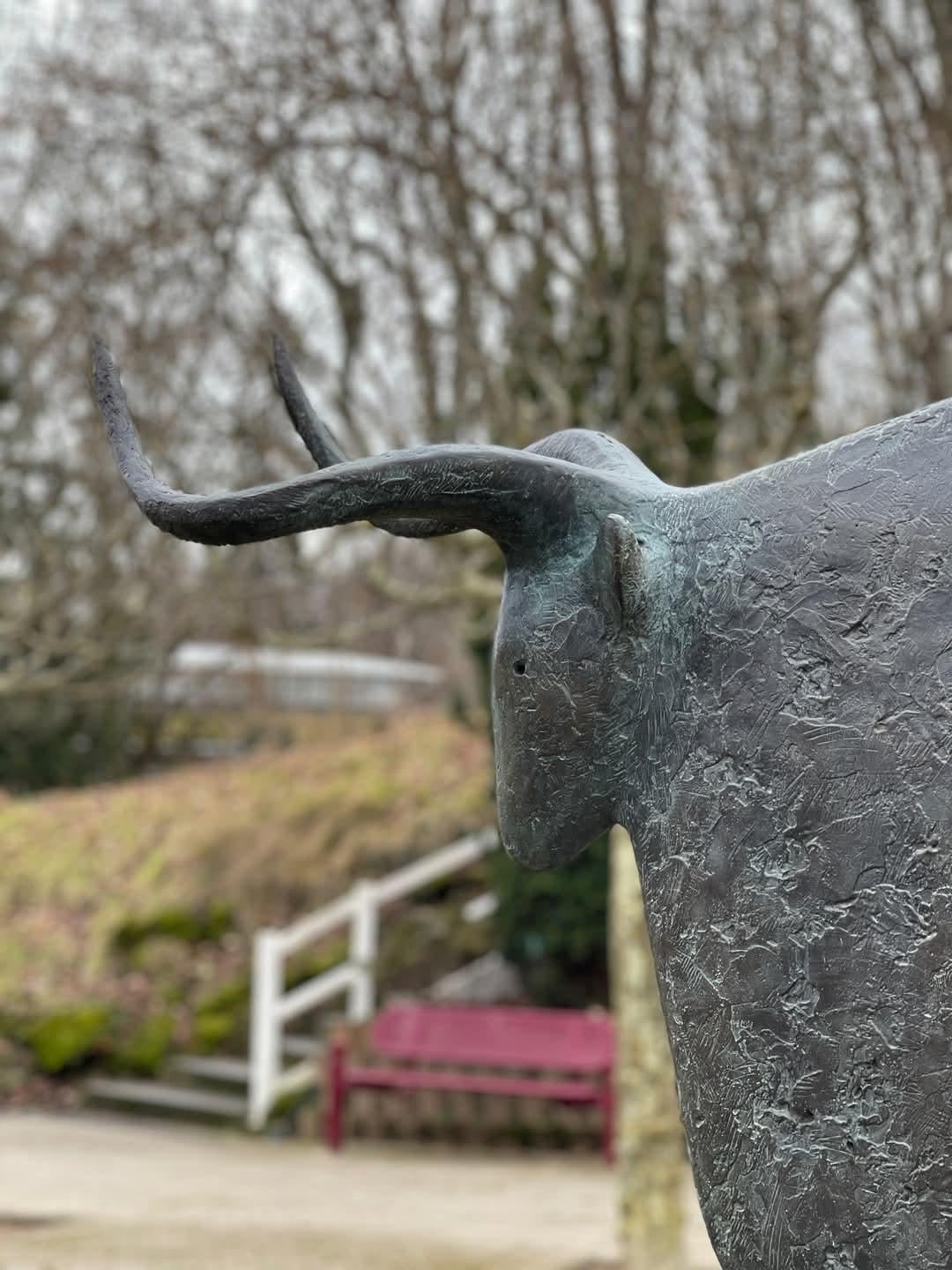 Toro Monumental I de Pierre Yermia - Escultura animal en bronce, figurativa, salvaje en venta 8