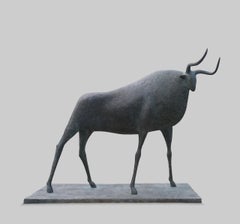 Monumentaler Stier I von Pierre Yermia – Tierskulptur aus Bronzeskulptur, figurativ, wild