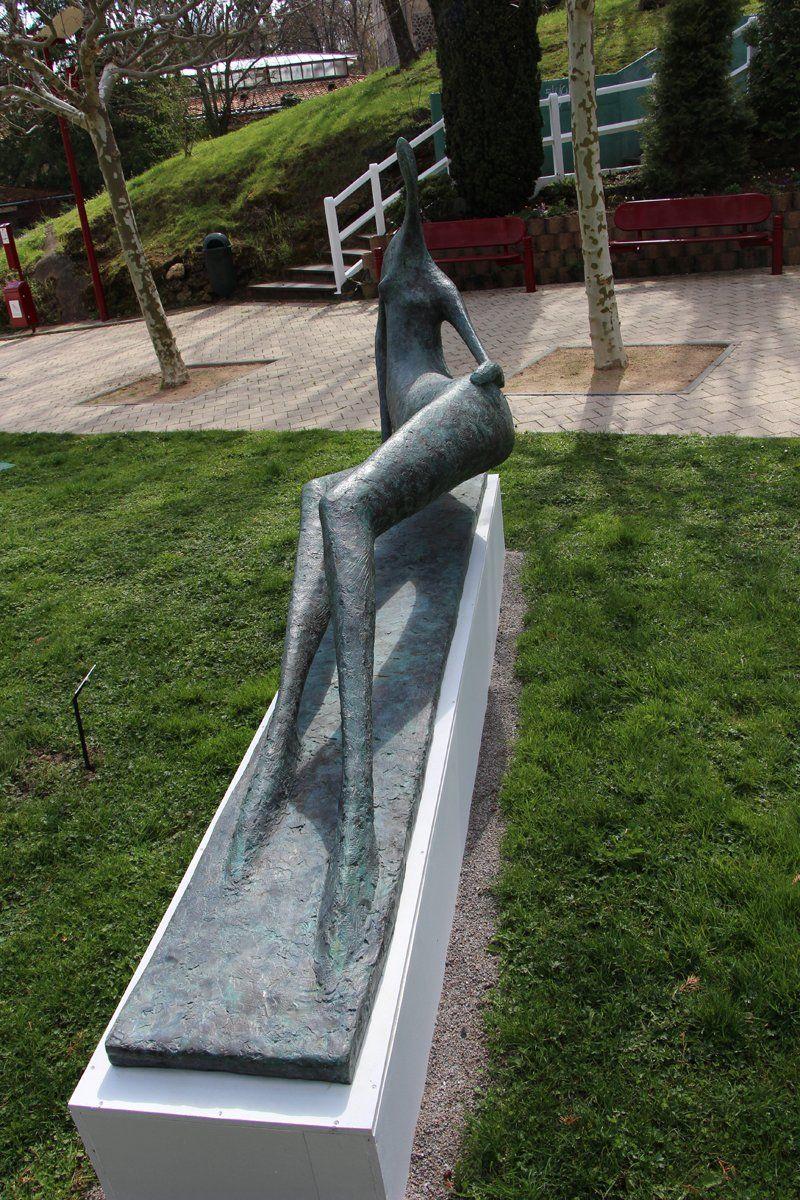 Figura yacente monumental de Pierre Yermia - Gran escultura de bronce, torso desnudo en venta 1