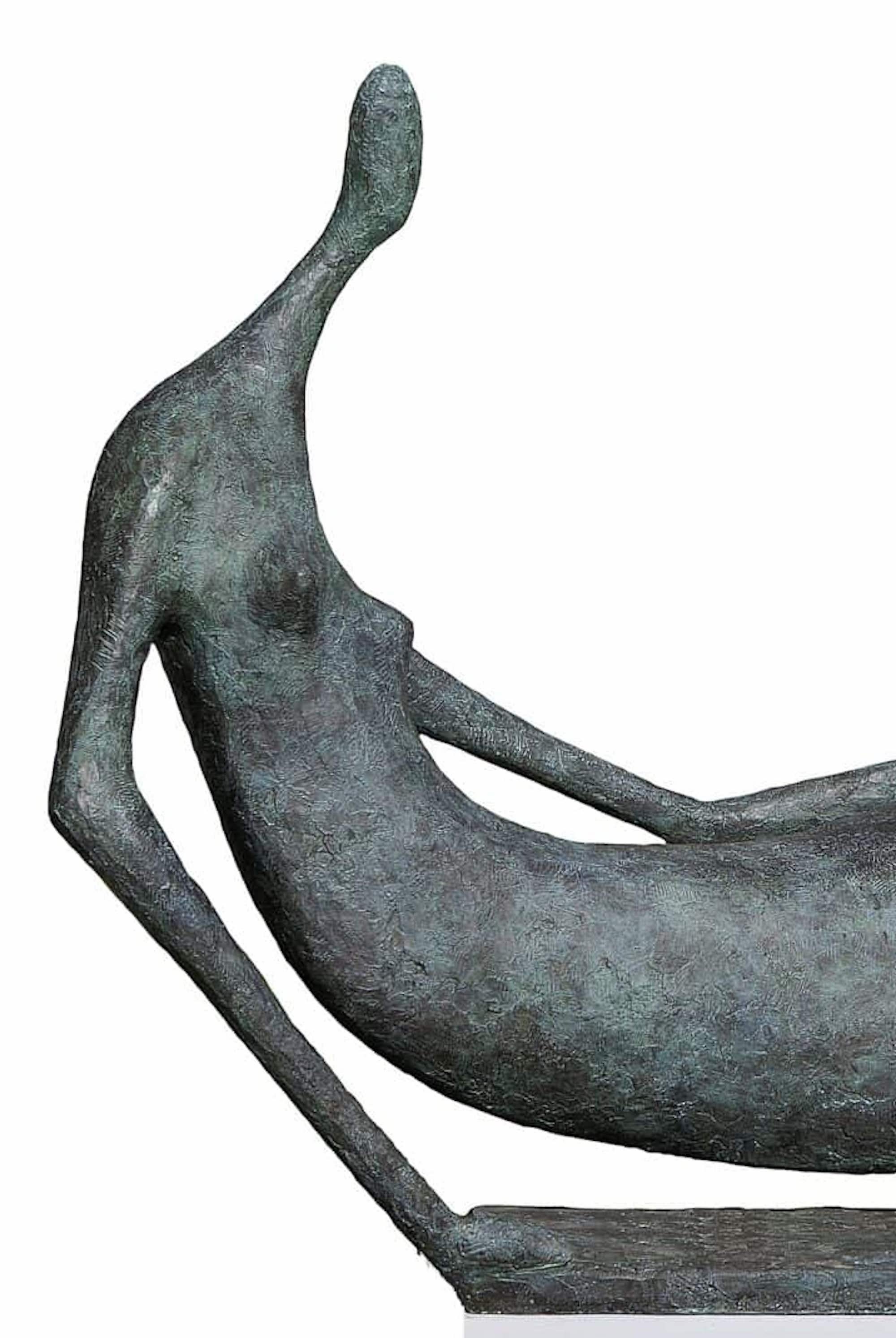 Figure allongée monumentale de Pierre Yermia - Grande sculpture en bronze, torse nu 2