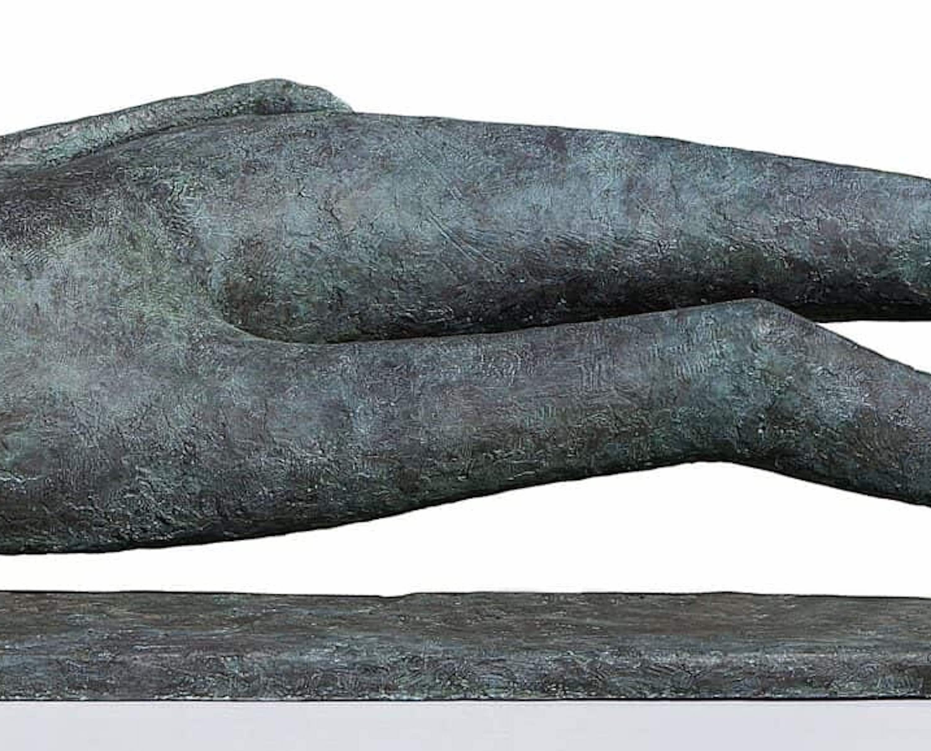 Figura yacente monumental de Pierre Yermia - Gran escultura de bronce, torso desnudo en venta 3