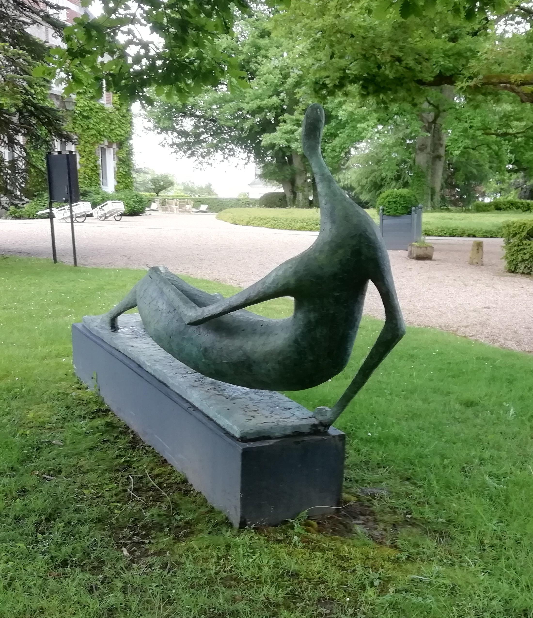 Figura yacente monumental de Pierre Yermia - Gran escultura de bronce, torso desnudo en venta 5