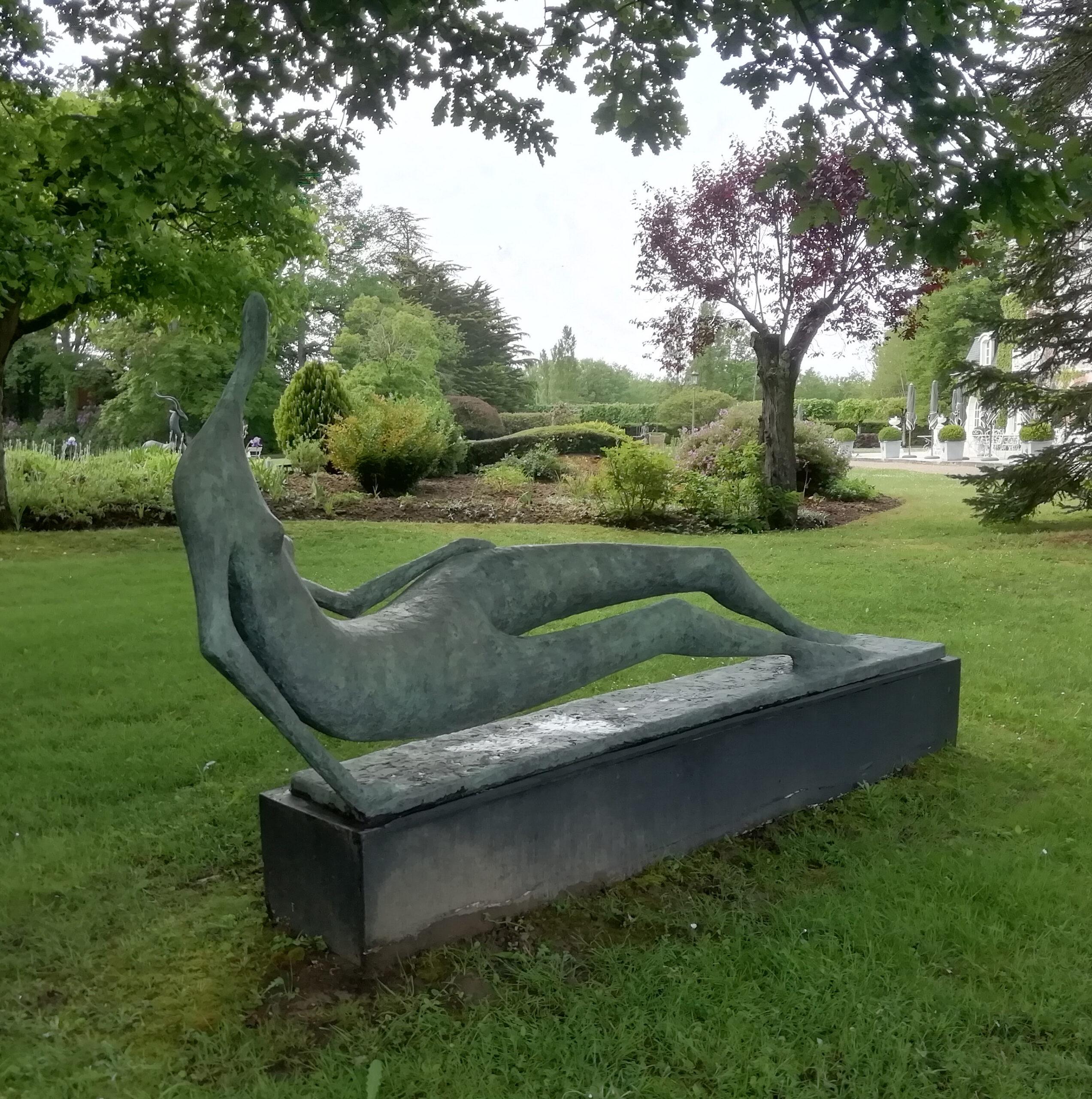 Figura yacente monumental de Pierre Yermia - Gran escultura de bronce, torso desnudo en venta 6