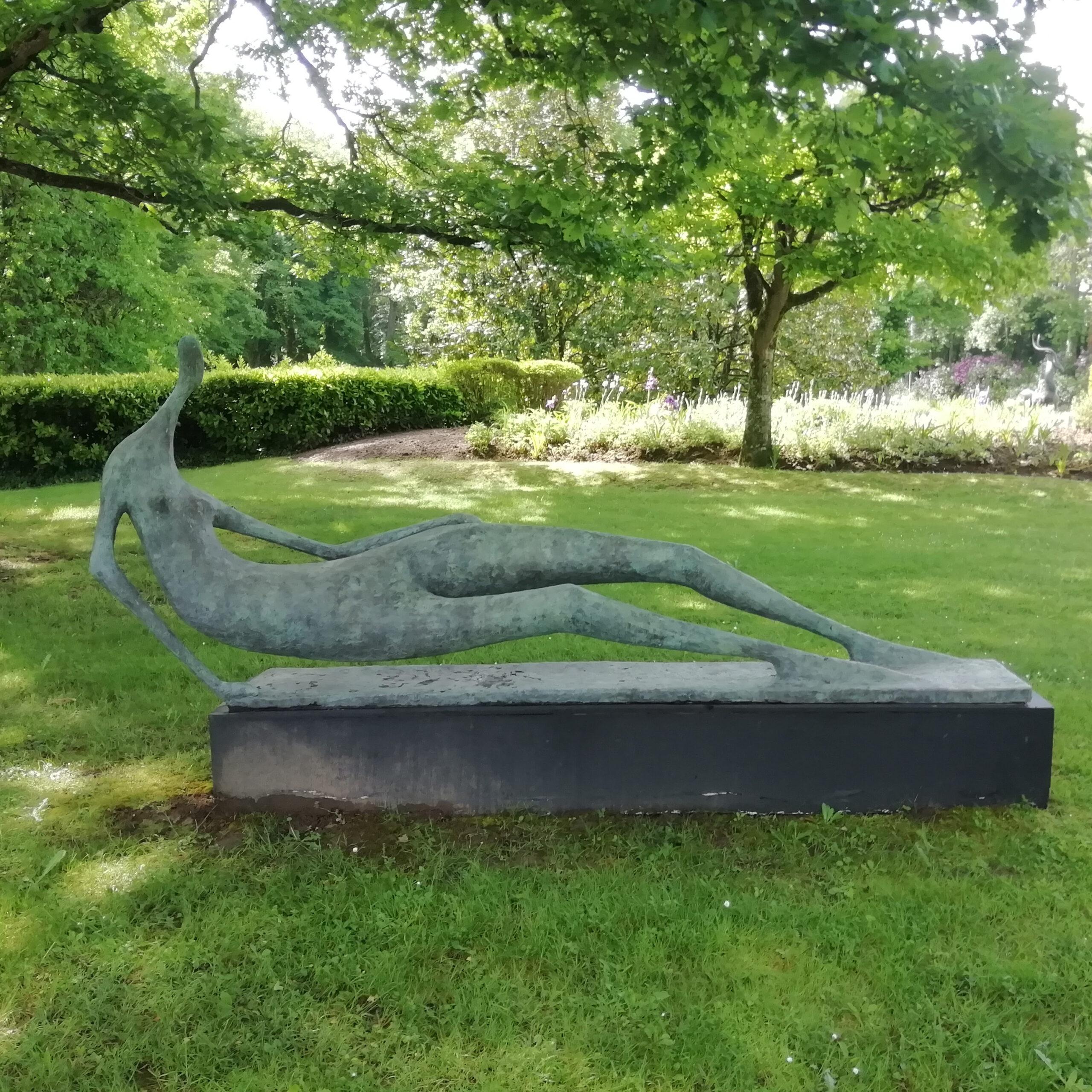 Figura yacente monumental de Pierre Yermia - Gran escultura de bronce, torso desnudo en venta 7