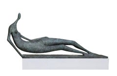 Figure allongée monumentale de Pierre Yermia - Grande sculpture en bronze, torse nu