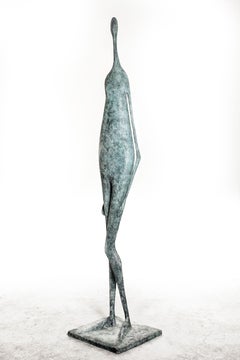 „Monumental Standing Figure II“ von P. Yermia – Große Bronzeskulptur, Kunst im öffentlichen Raum