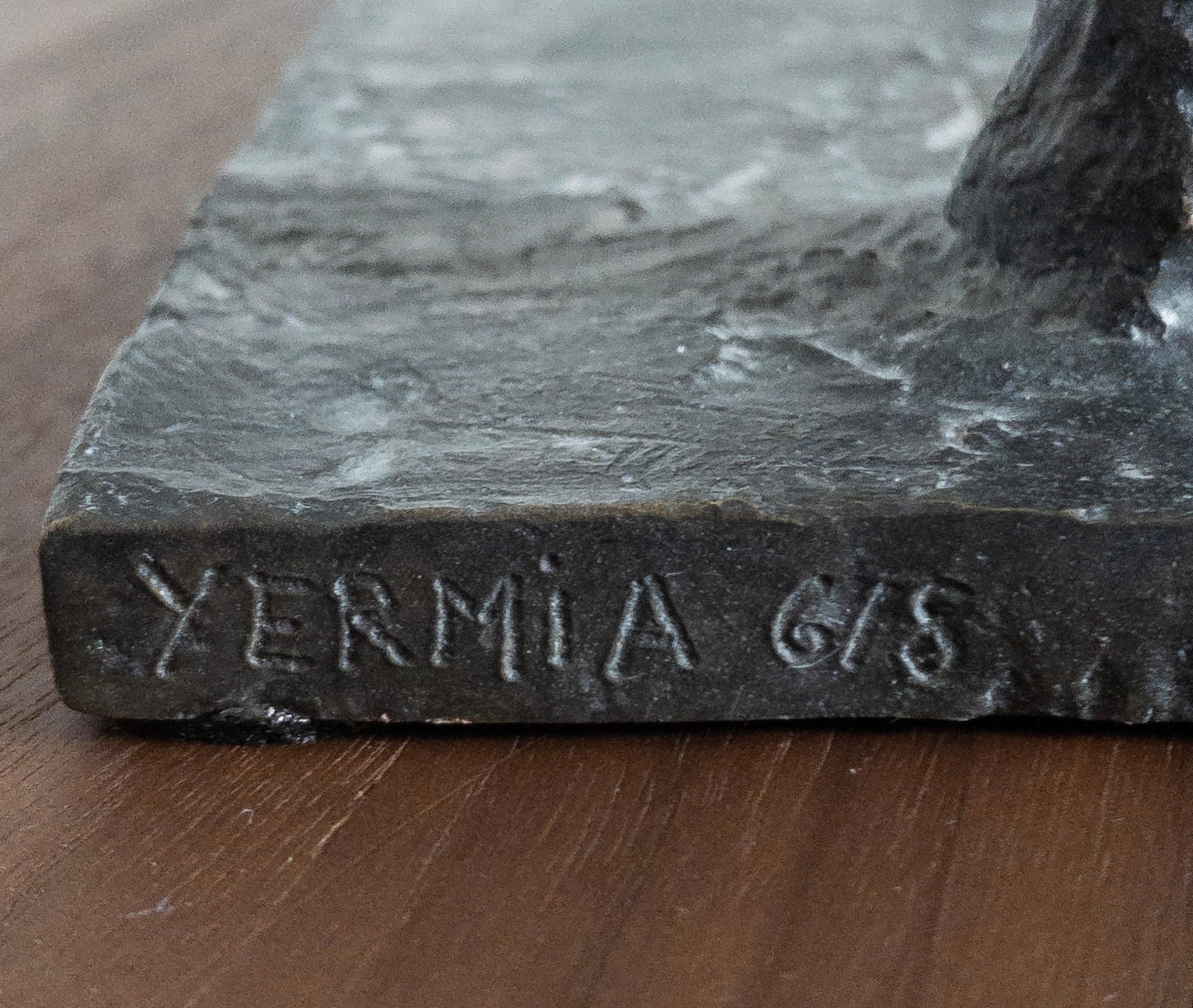 Pequeño Toro I de Pierre Yermia - Escultura animal de bronce, figurativa, pátina gris en venta 9