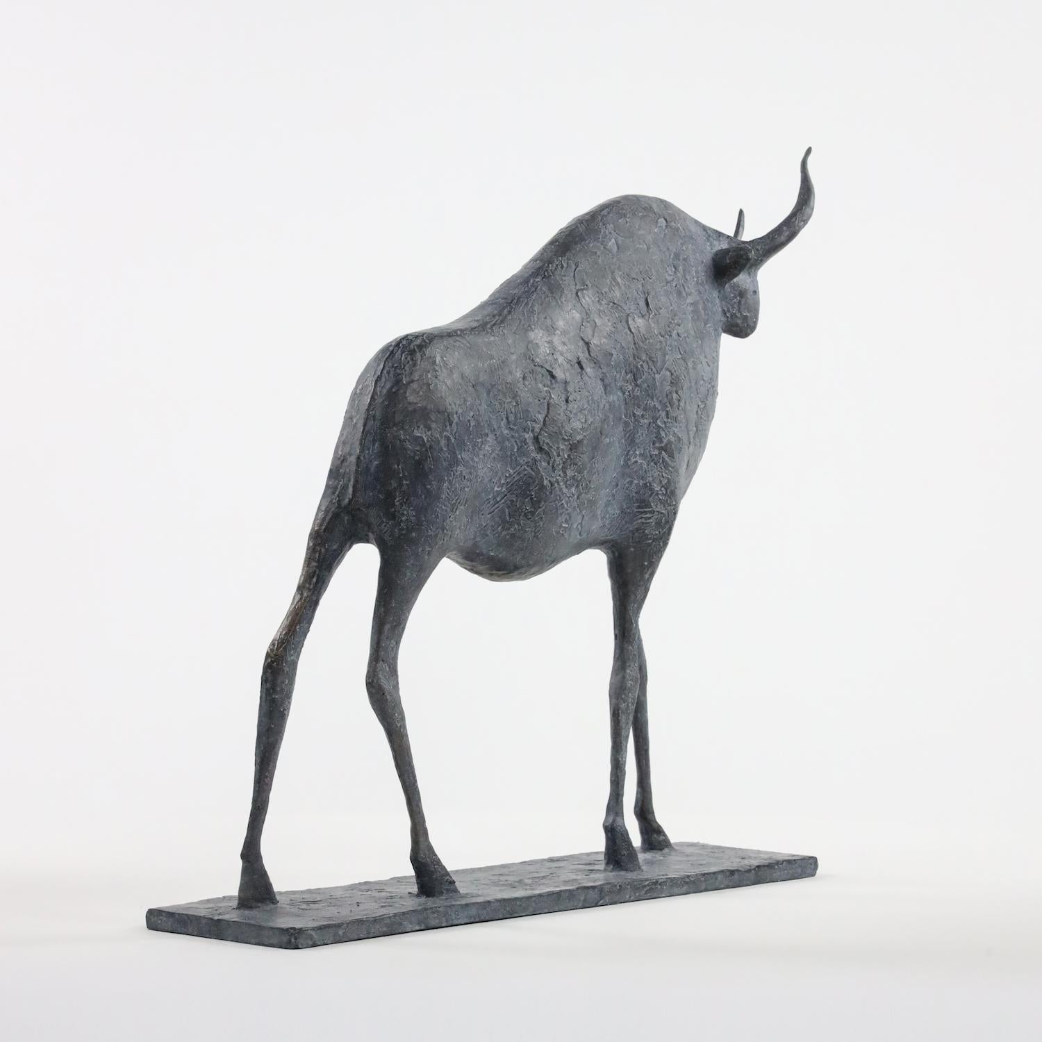 Pequeño Toro I de Pierre Yermia - Escultura animal de bronce, figurativa, pátina gris en venta 2