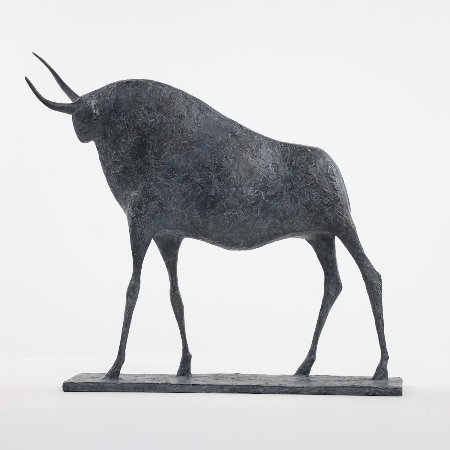 Pequeño Toro I de Pierre Yermia - Escultura animal de bronce, figurativa, pátina gris en venta 3