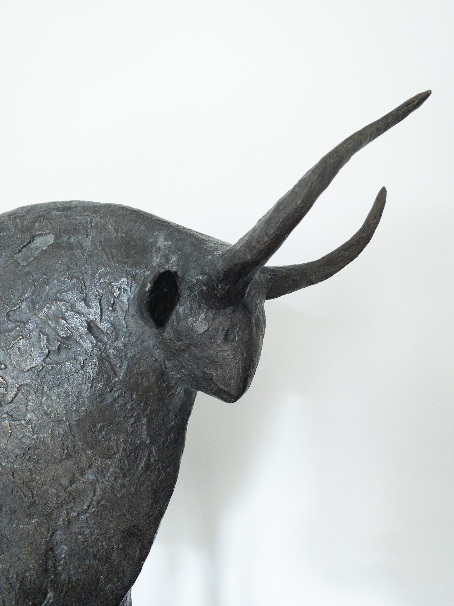 Pequeño Toro I de Pierre Yermia - Escultura animal de bronce, figurativa, pátina gris en venta 7
