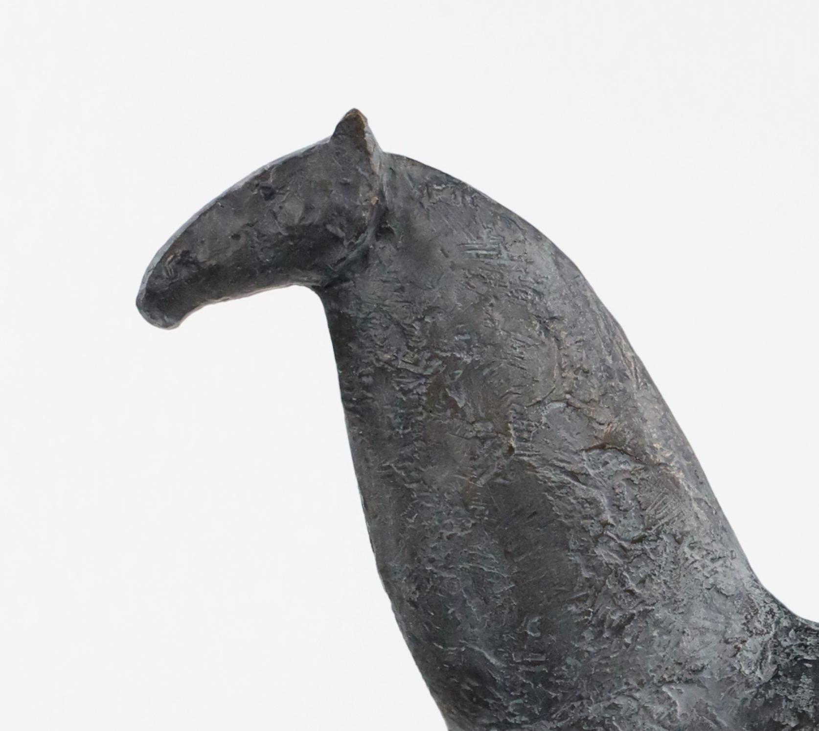 Caballo pequeño III de Pierre Yermia - Escultura animal de bronce, elegante, pátina oscura en venta 4