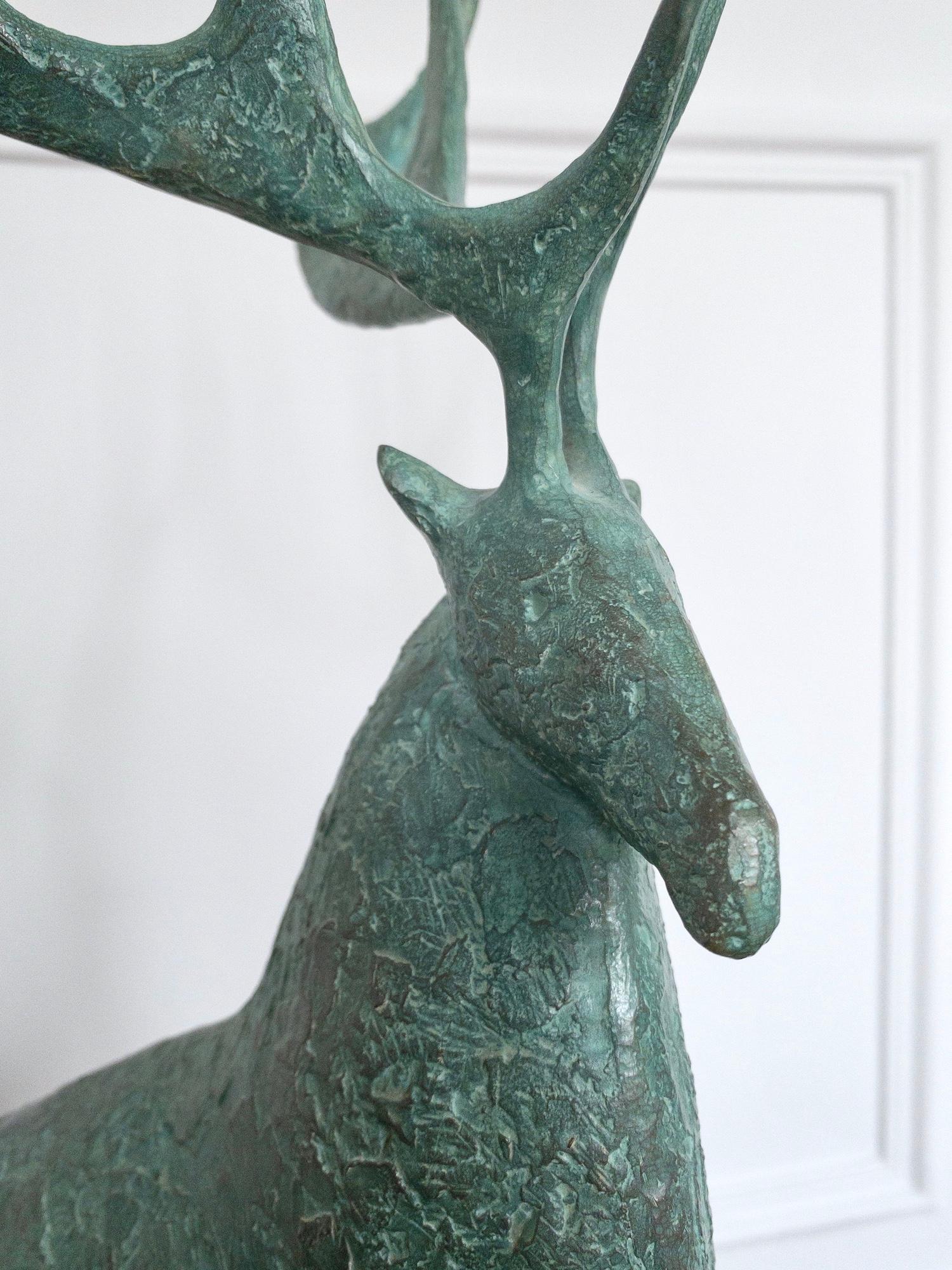 Ciervo II de Pierre Yermia - Escultura animal contemporánea en venta 10
