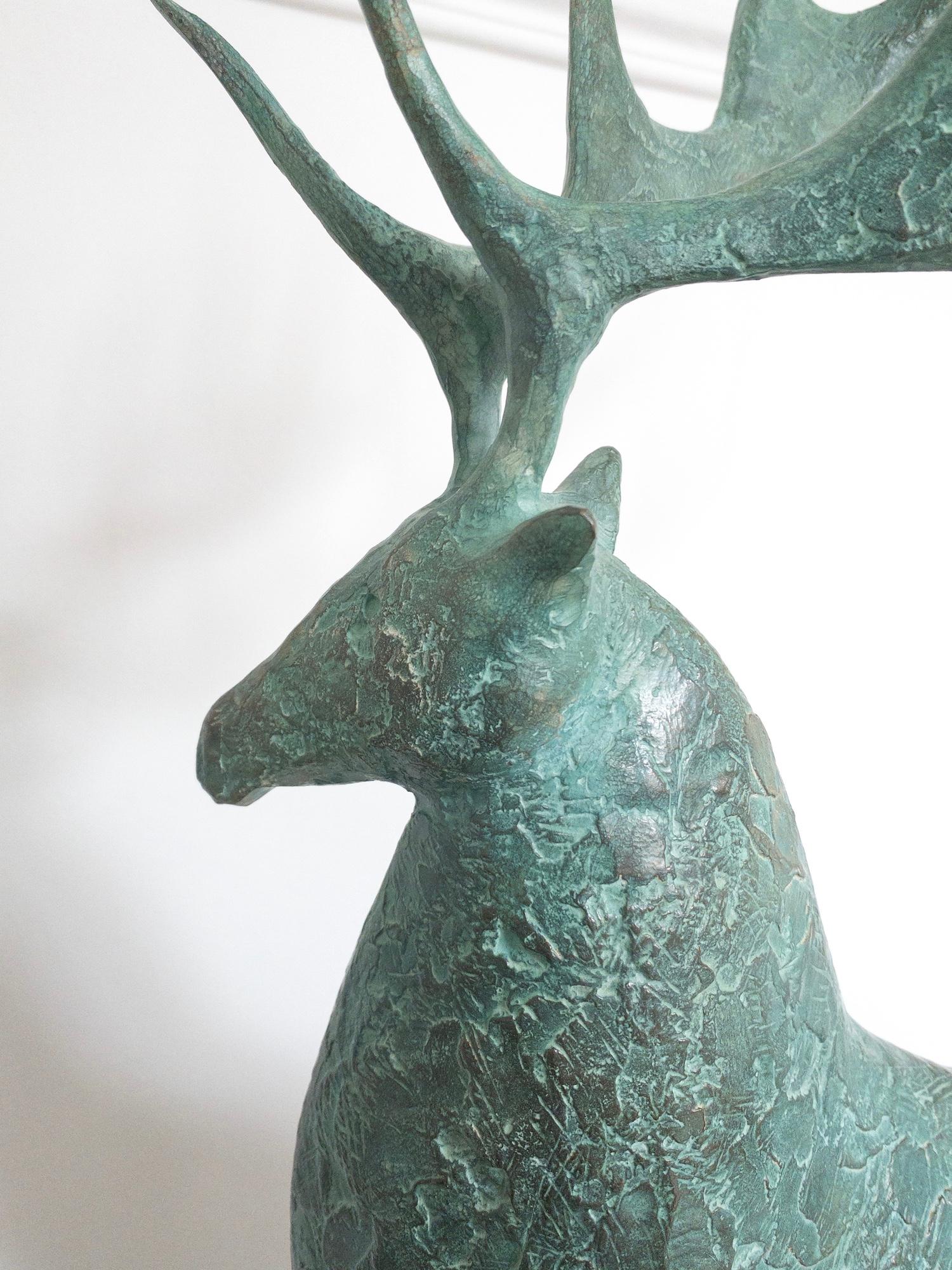 Ciervo II de Pierre Yermia - Escultura animal contemporánea en venta 8