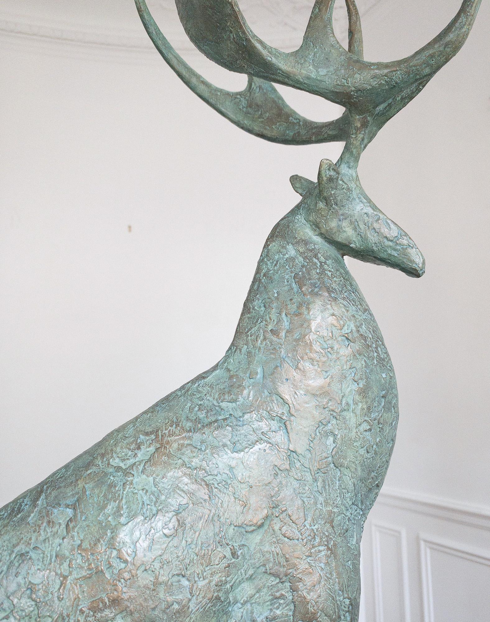 Ciervo IV de Pierre Yermia - Escultura animal contemporánea, elegante, esbelta, gris en venta 18