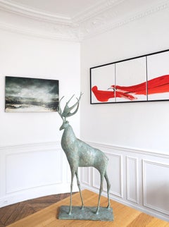 Hirsch IV von Pierre Yermia - Zeitgenössische Tierskulptur, elegant, schlank, grau