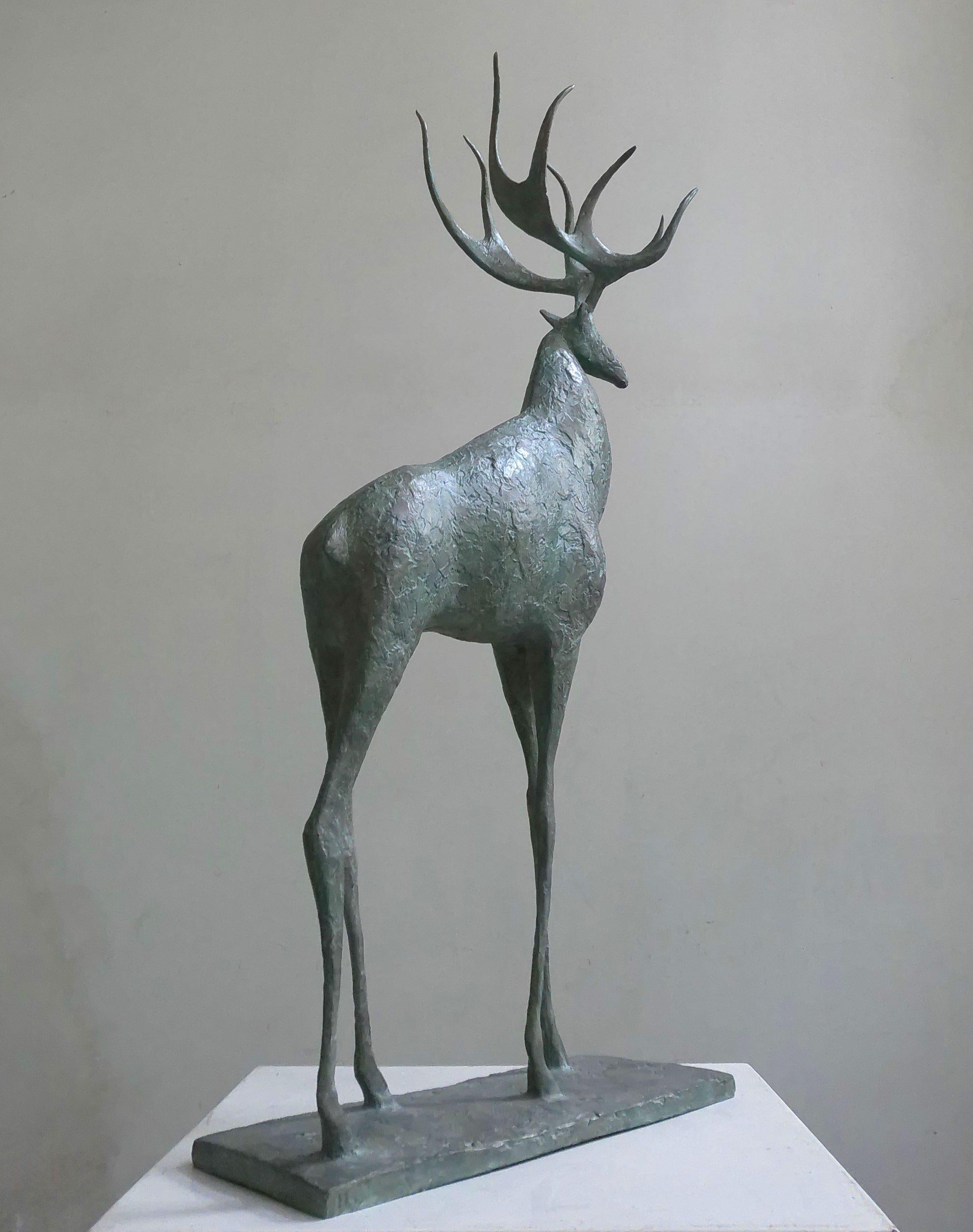 Cerf IV par Pierre Yermia - Sculpture animalière contemporaine, élégante, élancée, grise en vente 3