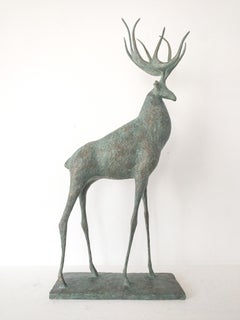 Hirsch IV von Pierre Yermia - Zeitgenössische Tierskulptur, elegant, schlank, grau