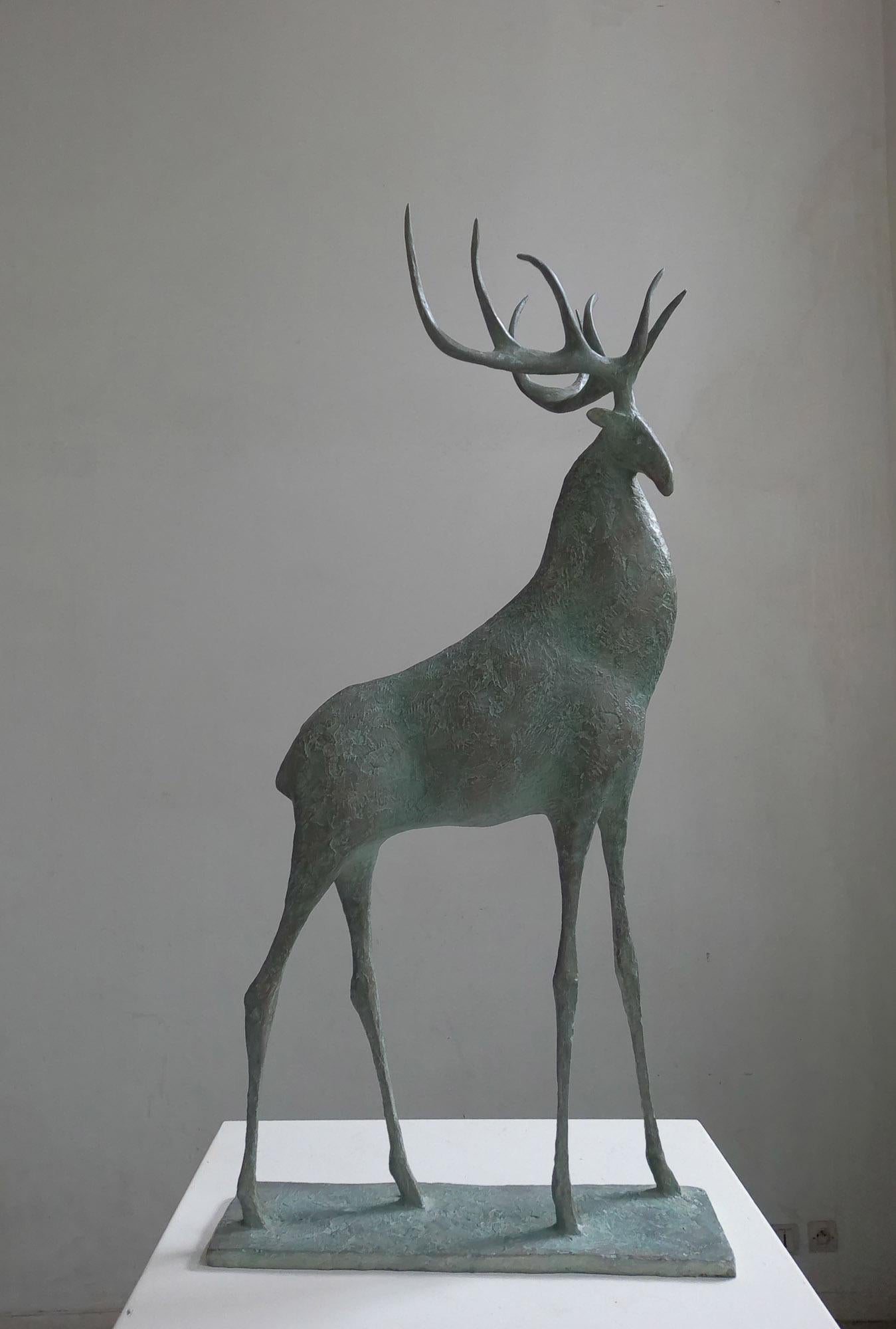 Hirsch V von Pierre Yermia - Zeitgenössische Tierskulptur, elegant, schlank, grau im Angebot 4