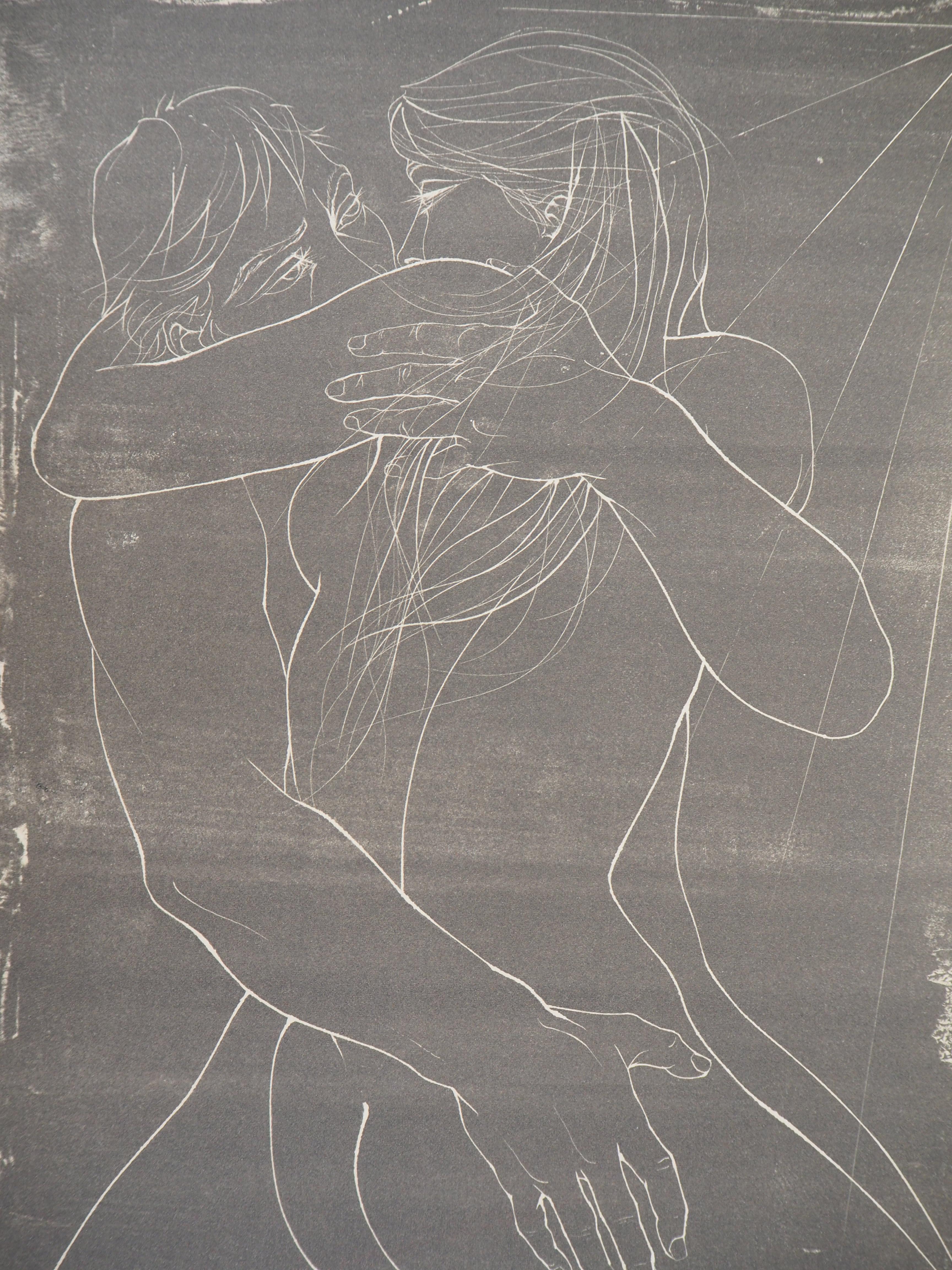 Amoureux : Couple qui s'embrasse - Lithographie originale signée - Moderne Print par Pierre-Yves Trémois