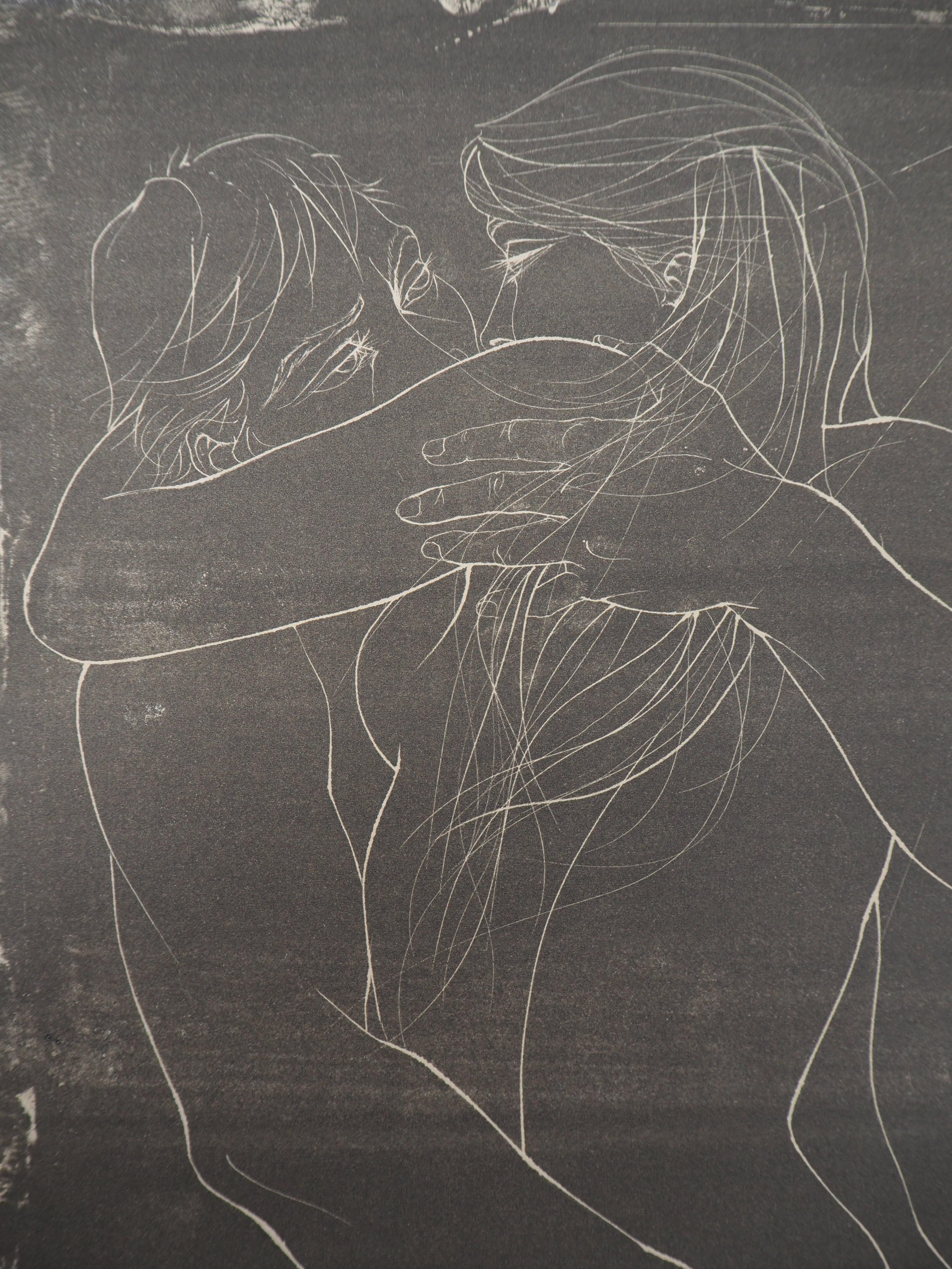 Amoureux : Couple qui s'embrasse - Lithographie originale signée - Marron Figurative Print par Pierre-Yves Trémois