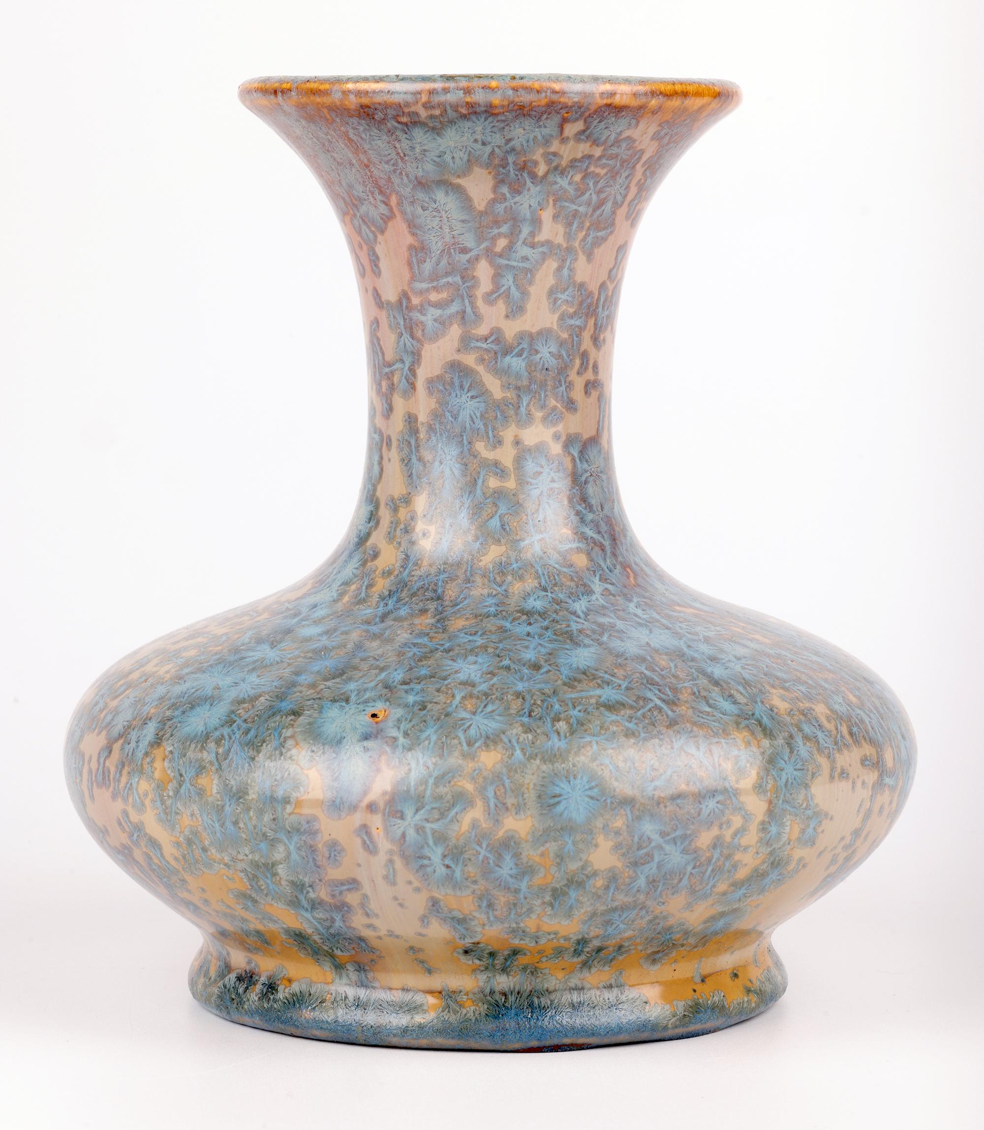 Pierrefonds Pottery attribuito a un vaso d'arte a forma di bottiglia con smalto cristallino francese in vendita 2